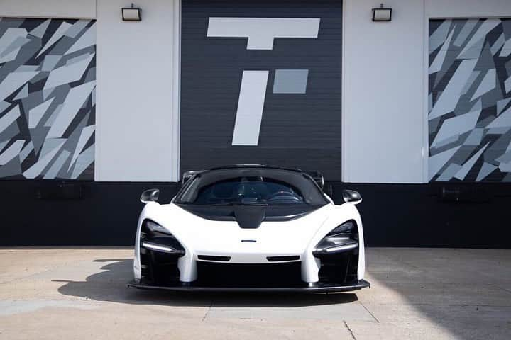 CarsWithoutLimitsさんのインスタグラム写真 - (CarsWithoutLimitsInstagram)「Fabulous McLaren Senna for sale @tactical_fleet . The colour is Elite Pure White with only 90 miles on the dash. This is Senna #421 on sale for $1.5M USD. Contact @tactical_fleet for more info! 👀 Photo @tactical_fleet  #carswithoutlimits #mclaren #senna #mclarensenna」8月17日 1時49分 - carswithoutlimits