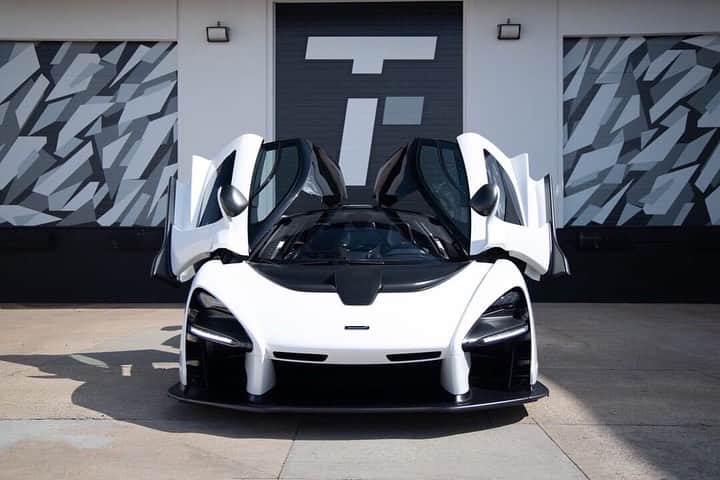 CarsWithoutLimitsさんのインスタグラム写真 - (CarsWithoutLimitsInstagram)「Fabulous McLaren Senna for sale @tactical_fleet . The colour is Elite Pure White with only 90 miles on the dash. This is Senna #421 on sale for $1.5M USD. Contact @tactical_fleet for more info! 👀 Photo @tactical_fleet  #carswithoutlimits #mclaren #senna #mclarensenna」8月17日 1時49分 - carswithoutlimits