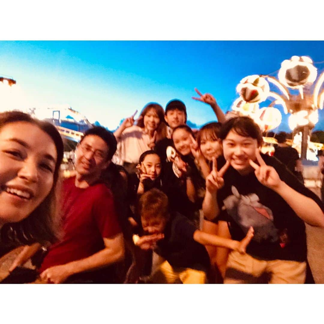 鈴木紗理奈さんのインスタグラム写真 - (鈴木紗理奈Instagram)「夏の旅行は家族22人で スペイン(村)へ‼︎🇪🇸 スペイン(村)は毎年恒例になってるくらいお気に入り❤︎ ホテルから遊園地への移動が楽やし、 乗り物おもろいし、ホテルにプールも温泉もあるし、ご飯美味しいし、大阪から車で3時間でスペインやし 、、何より空いてる‼︎‼︎笑  空いててほしいから、おすすめしたくないけど穴場（失礼）やからおすすめ。  そういえば、 映画の賞もらったのもスペインや。 パスポートと財布無くしたのもスペインや。すごい縁がある気がしてきたから「スペ村姉さん」に任命してくれへんやろか。  #志摩スペイン村 #大家族 #riototomama」8月17日 1時47分 - munehirovoice