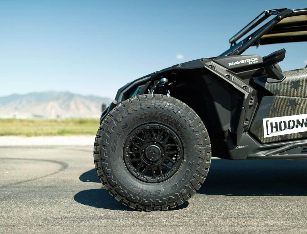 ケン・ブロックさんのインスタグラム写真 - (ケン・ブロックInstagram)「@ToyoTires just sent me a set of their brand new Open Country SxS UTV tires and of course I immediately had them mounted up to my Can-Am Maverick X3. They look awesome, can’t wait to run them hard on my next trip off-road! (And for those who will ask, they’re a 32x9.50R15) #ToyoTires」8月17日 1時48分 - kblock43