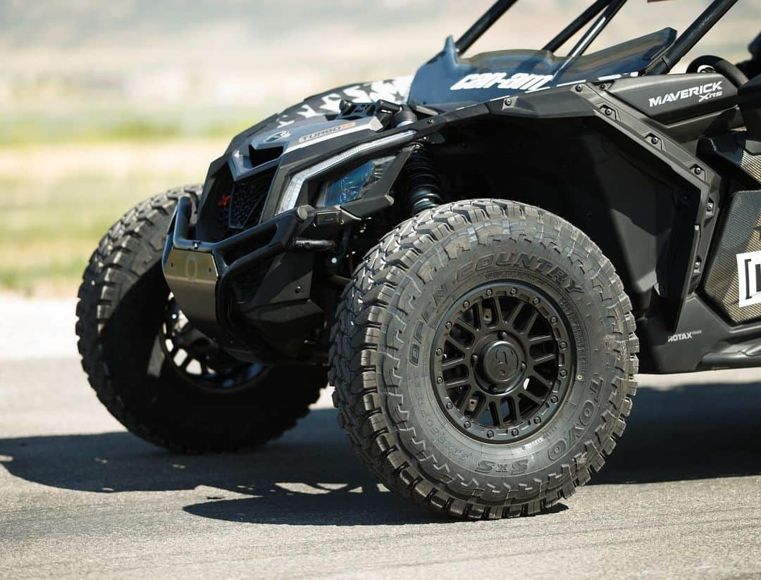 ケン・ブロックさんのインスタグラム写真 - (ケン・ブロックInstagram)「@ToyoTires just sent me a set of their brand new Open Country SxS UTV tires and of course I immediately had them mounted up to my Can-Am Maverick X3. They look awesome, can’t wait to run them hard on my next trip off-road! (And for those who will ask, they’re a 32x9.50R15) #ToyoTires」8月17日 1時48分 - kblock43