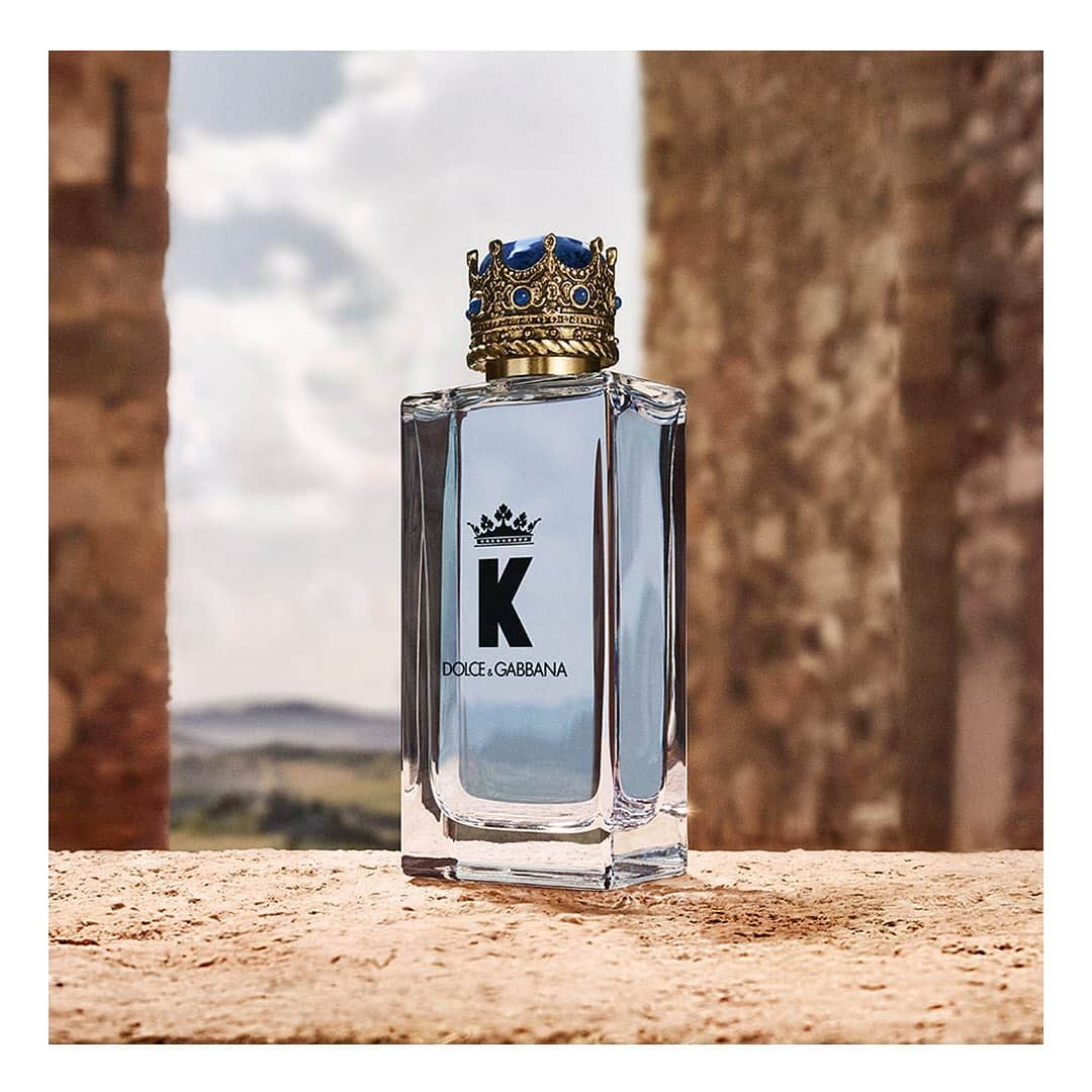 ドルチェ&ガッバーナさんのインスタグラム写真 - (ドルチェ&ガッバーナInstagram)「The chiseled geometric bottle, offset by a crown of intricate artistry, evokes the  traditional symbol of royalty, but with a bold simplicity that is strikingly contemporary. Discover the new K by Dolce&Gabbana fragrance @dgbeauty. #KbyDolceGabbana #OwnYourCrown #DGBeauty」8月17日 2時05分 - dolcegabbana