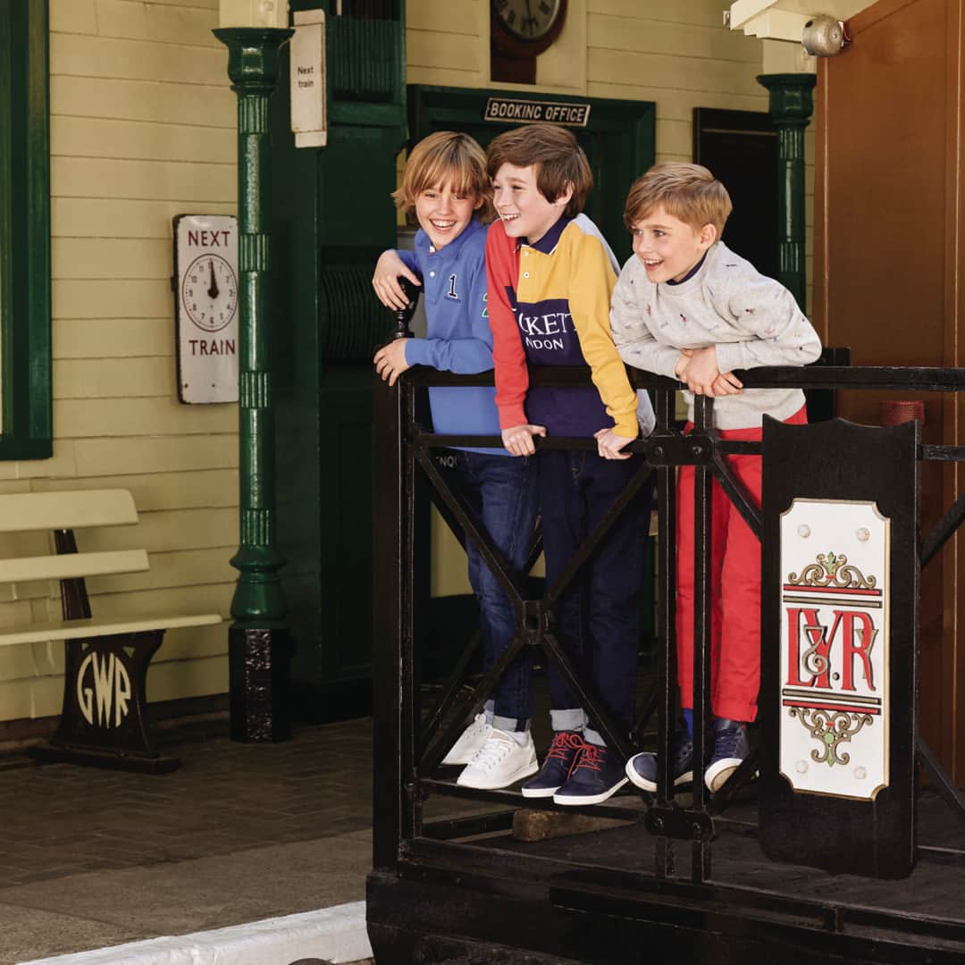 ハケットのインスタグラム：「All aboard the weekend train 🚂 Get the little gents in your life equipped for all their adventures with #HackettBoys. Discover online. #Hackett #HackettFirstClass」