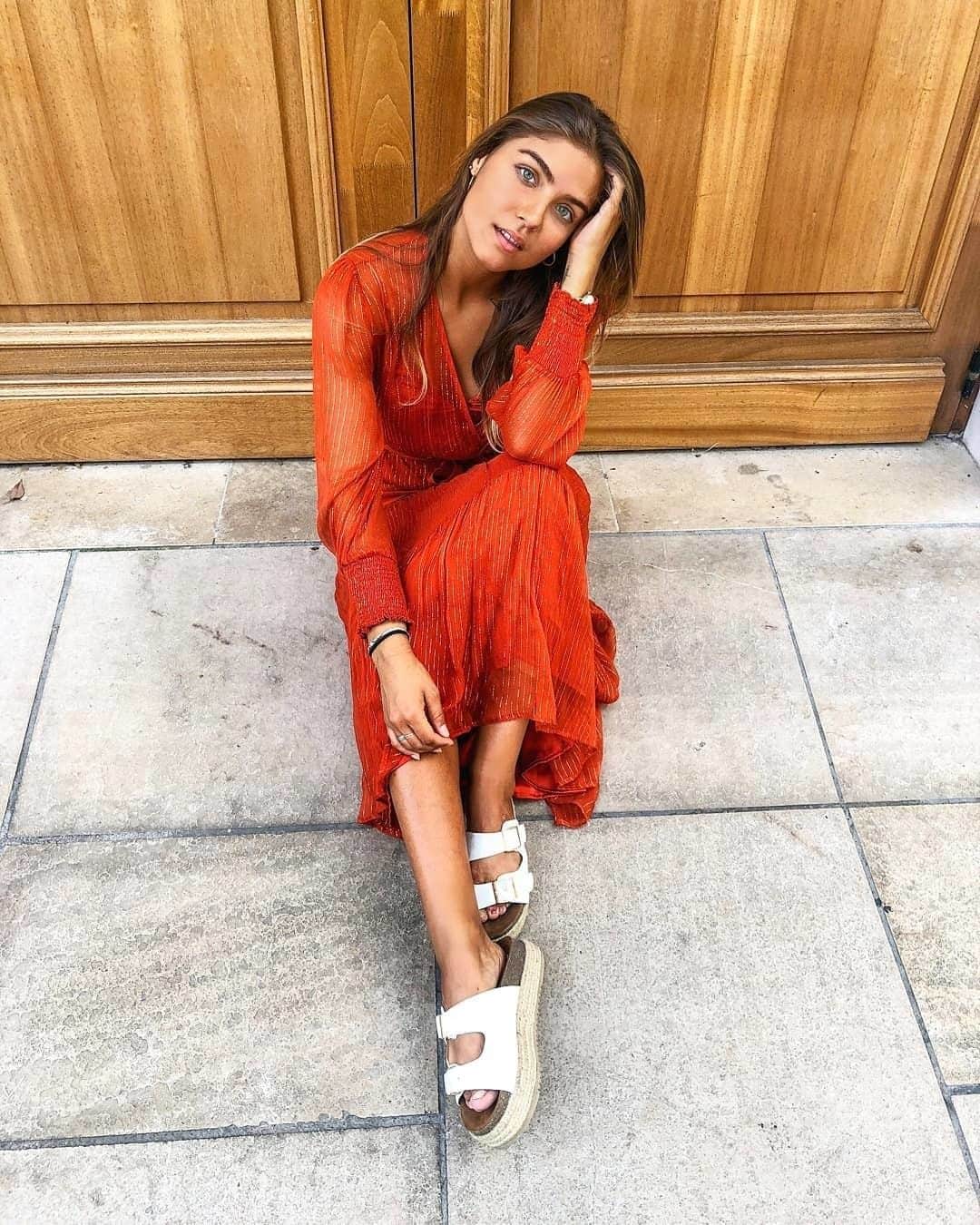 クーカイのインスタグラム：「Parce qu’on a jamais assez de couleurs dans notre dressing ! Merci à @chloguyot pour cette magnifique photo !  #kookaiette #kookai #fashion #dress #ootd #lifestyle」