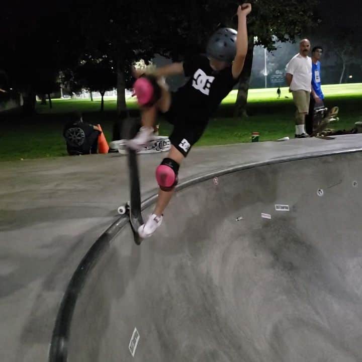 岡本碧優のインスタグラム：「Here's a short clip from last week I forgot to post during my stay in LA. 📷@ray0221  @santacruzskateboards @santacruzwmns @independenttrucks @dcshoes_japan @dc_skateboarding @hi_5.skatepark @rictawheels @bronsonspeedco @division_osaka #6556skateboarding  We are @triforce_krew」