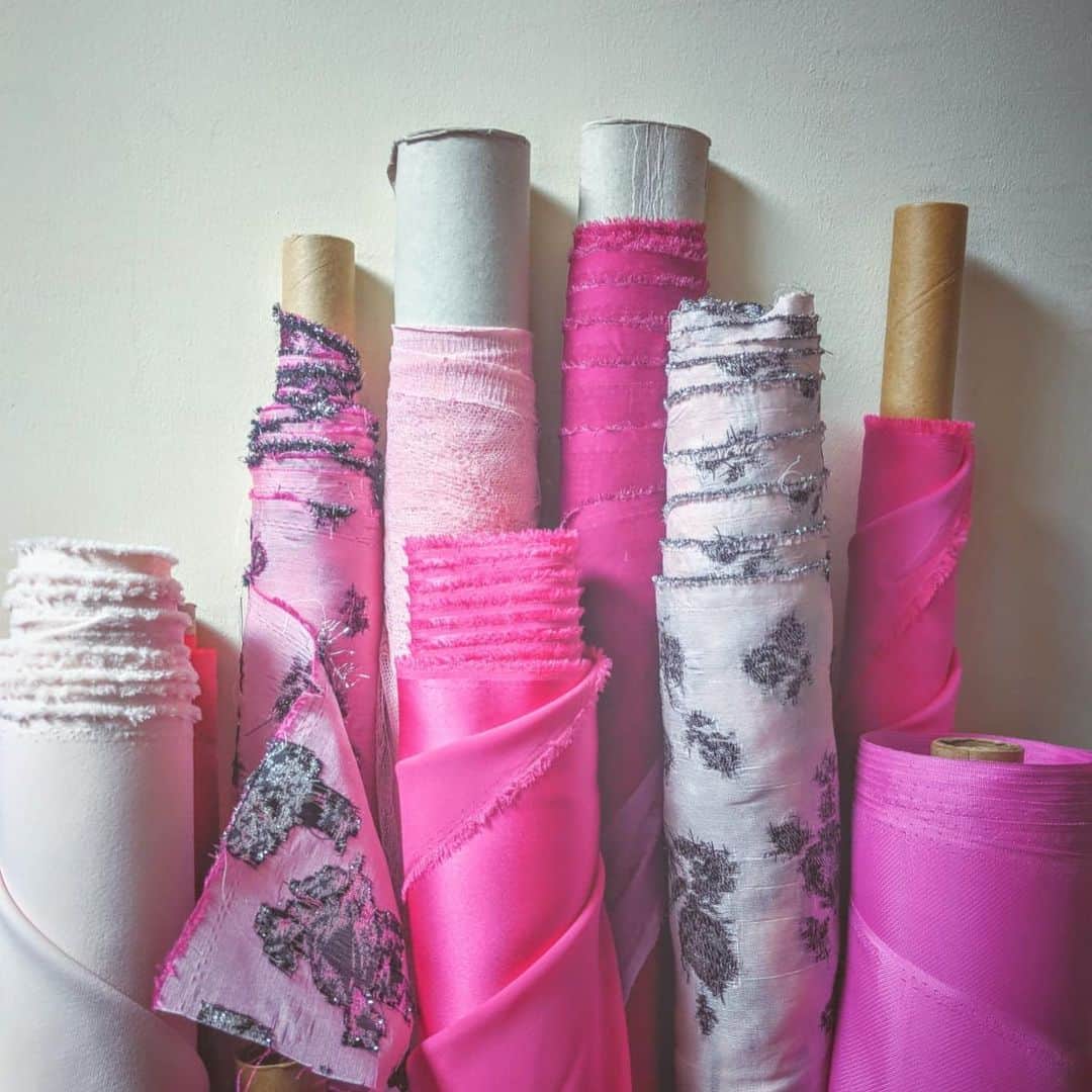 エミリオ デ ラ モレナさんのインスタグラム写真 - (エミリオ デ ラ モレナInstagram)「Colour coordination. @emiliodelamorena ❤️💗💙 #emiliodelamorena #fabrics #creative」8月17日 2時09分 - emiliodelamorena