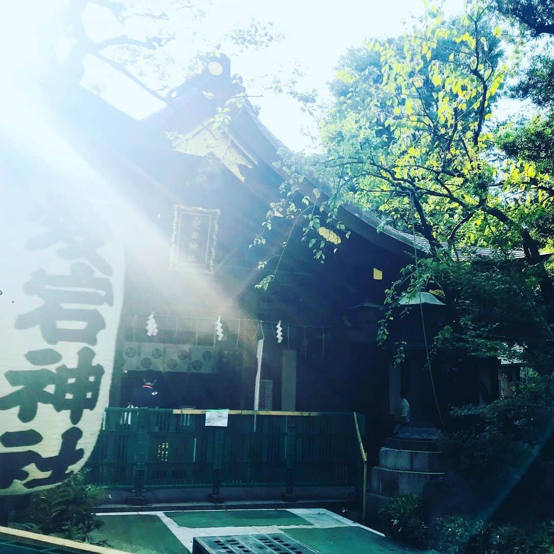 宮澤じゅりさんのインスタグラム写真 - (宮澤じゅりInstagram)「愛宕神社⛩  お盆休みでお姉ちゃんが遊びに来て行ってきました。 急な階段があると知らずにサンダルで行って、落ちたら死ぬ！と思いながら登ったけど神様が見守ってくれて無事に辿り着けました💓  思ってたより大きな神社ではなかったけど、綺麗だった✨ 行った時間帯も良かったのかな？ 影の入り方が良くて陽を遮って、池の水が良い感じに光ってました☀️ フレア好き♡  #東京 #tokyo #愛宕神社 #神谷町 #神社 #me」8月17日 2時12分 - juria_kubo