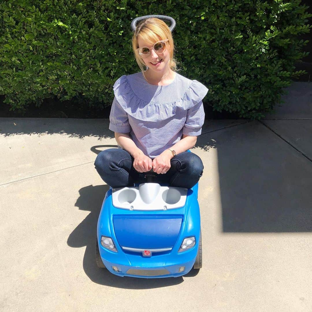 メリッサ・ラウシュさんのインスタグラム写真 - (メリッサ・ラウシュInstagram)「License to drive (tiny cars) 🚙」8月17日 2時17分 - melissarauch