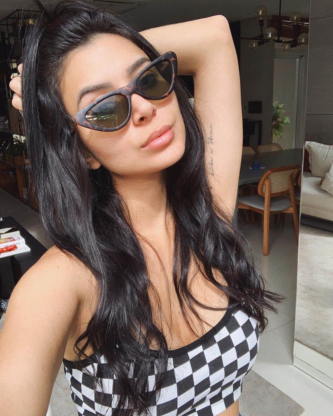 のインスタグラム：「Bem garota com meu óculos novo da @lbashop , que está na promoção por 65 reais no site deles. Tem muitos modelos lá na promoção! Corre! E usando meu cupom *RICADEMARRE* ganha + 10% de desconto. *publi」