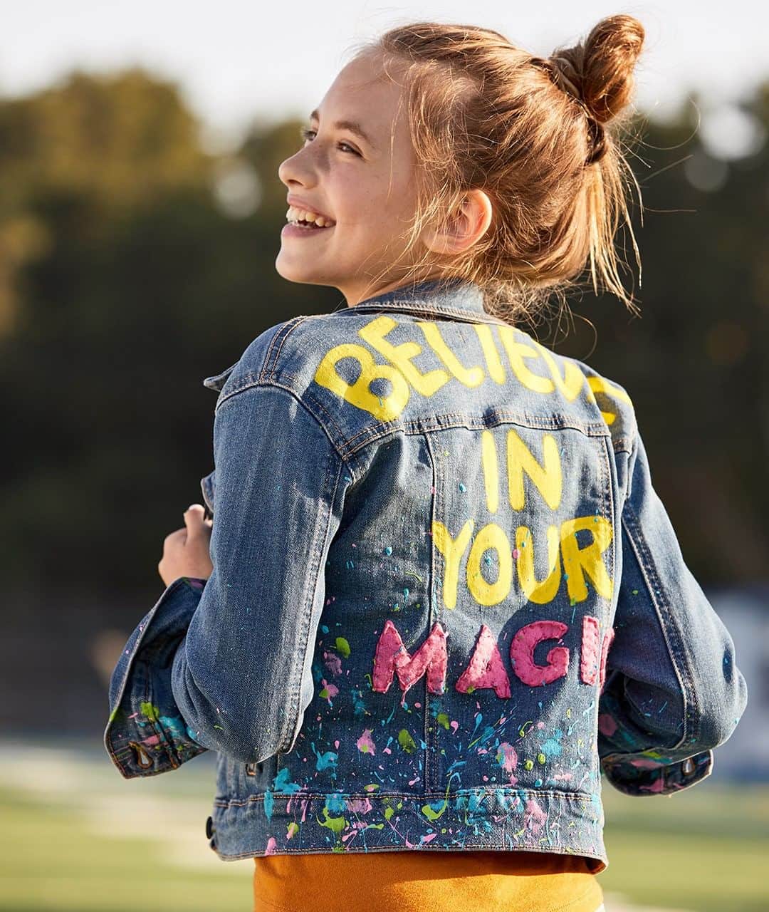 Old Navyさんのインスタグラム写真 - (Old NavyInstagram)「make it fun 101: paint pens & good vibes = a jacket that feels totally theirs ✨🧁🌈🔮🧚‍♀️ . find more crafty tips at the 🔗 in bio . #oldnavystyle #backtoschool」8月17日 2時51分 - oldnavy