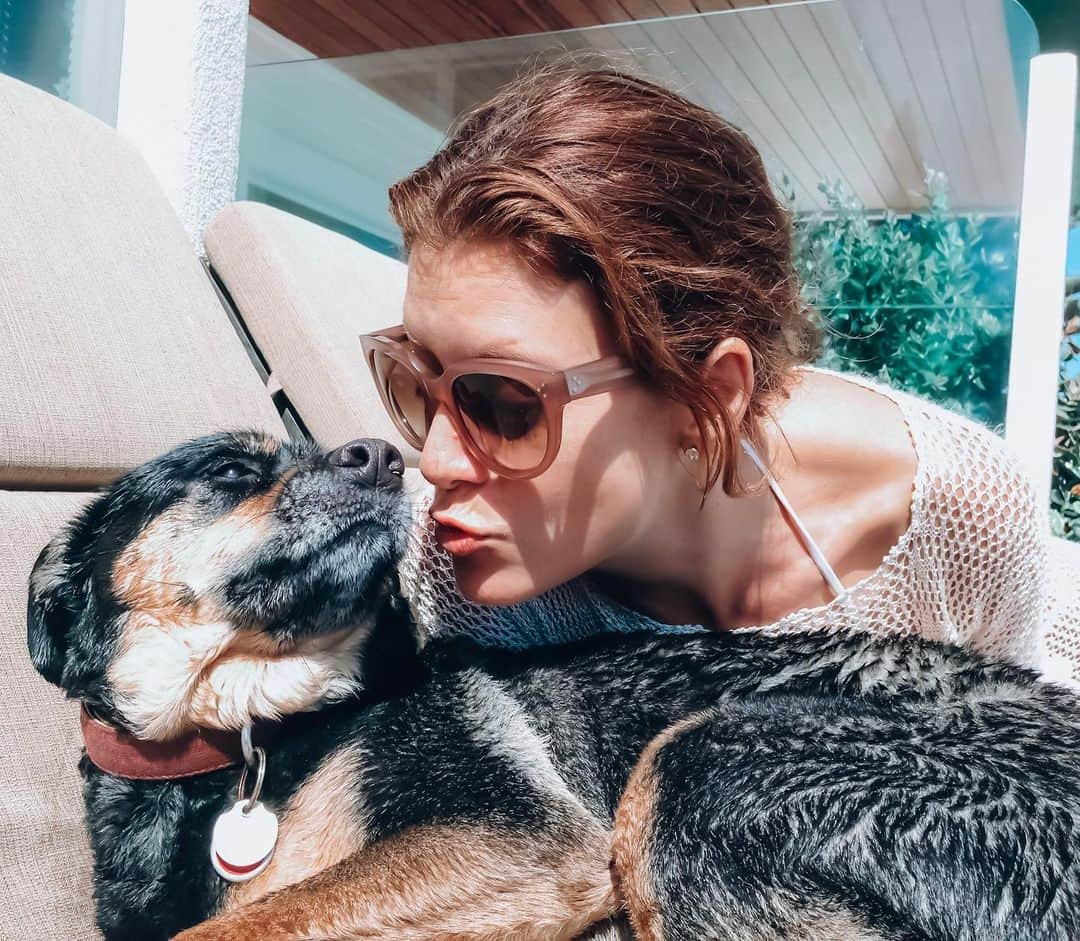 ケイト・ウォルシュさんのインスタグラム写真 - (ケイト・ウォルシュInstagram)「All dogs itch – but when Rosie’s itching would cause her to stop to itch during our walks around the city, I knew she was off her game! Visit MyDogsAGame.com (link in bio) to learn more about how allergic itch can affect your dog’s well-being and what you can do to help. #MyDogsAGame #ad」8月17日 2時43分 - katewalsh