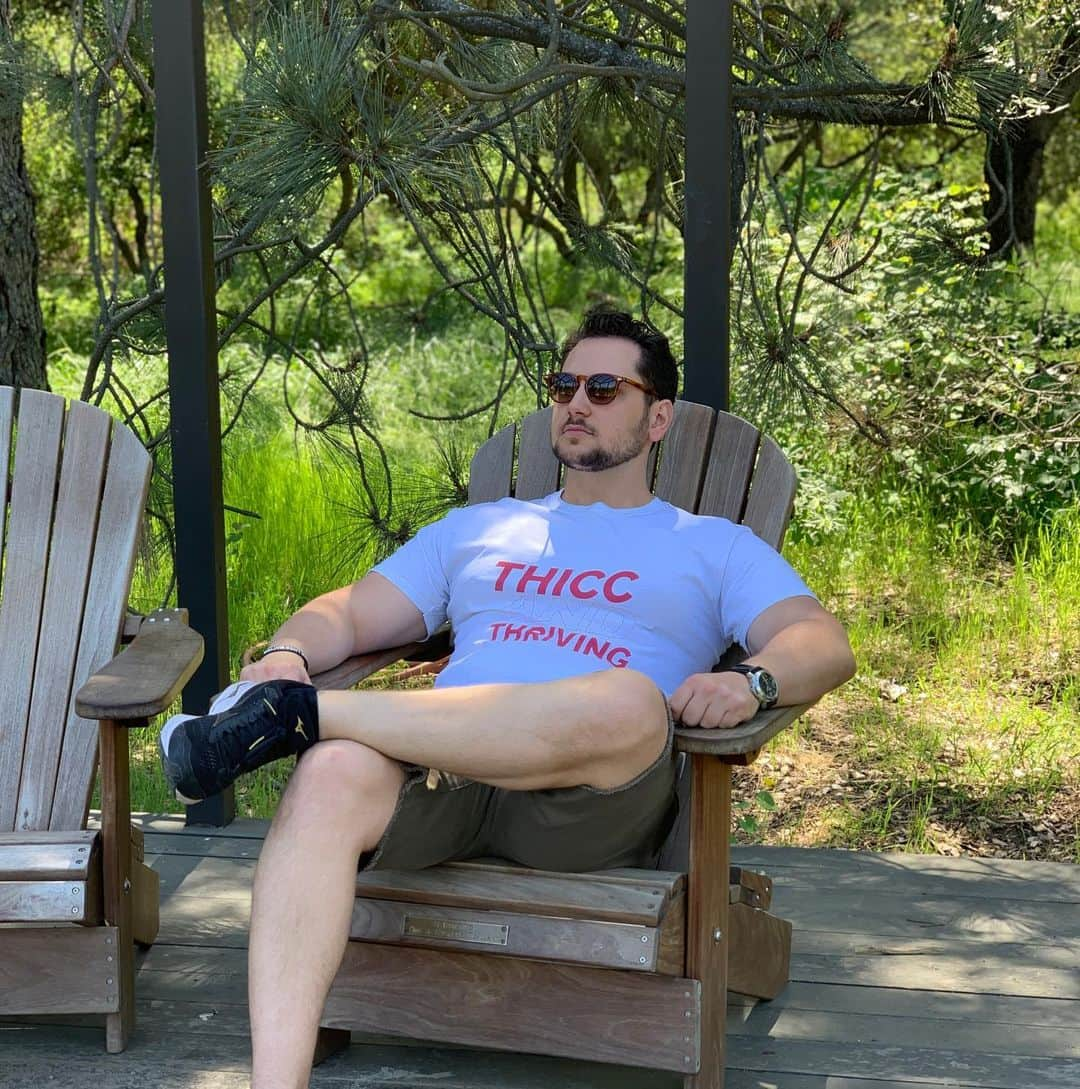 マット・マクゴリーさんのインスタグラム写真 - (マット・マクゴリーInstagram)「Have a nice weekend! 😉 #ThiccThirst #ThiccAndThriving (shirt from @theeverymanproject )」8月17日 2時46分 - mattmcgorry