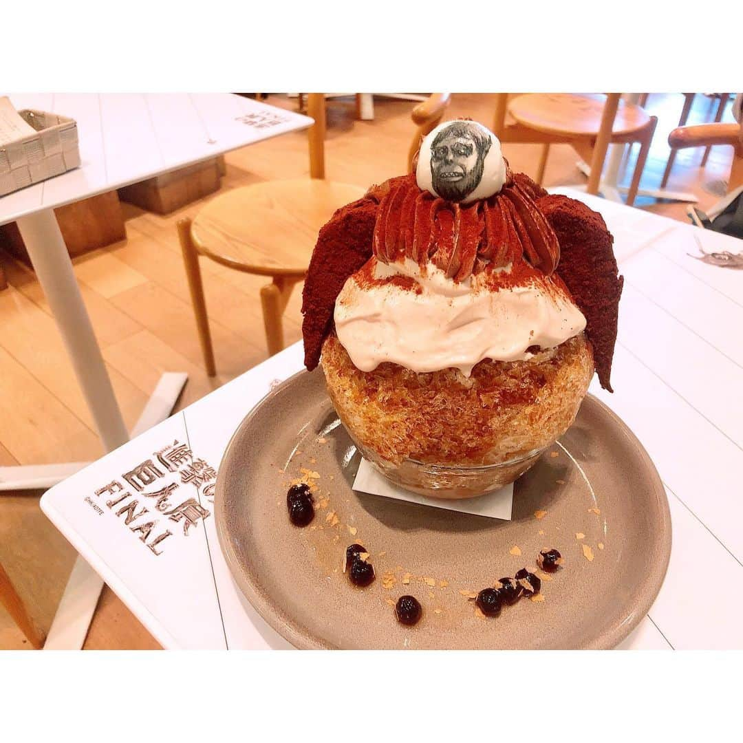 トリイクニコさんのインスタグラム写真 - (トリイクニコInstagram)「展示と合わせて行きたかった #リーブス商会カフェ . ここはクオリティ高めだし味も美味しかった⭕️ . . 壁の秘密サンドウィッチ最高だなw😂 わたしの声がうざくてすみません、、 . チキンのサンドウィッチでした‼️ めっちゃ美味しかった♡ . . 1枚目▶︎壁の秘密サンドウィッチ 2枚目▶︎超大型巨人5年越しの討伐パフェ 3枚目▶︎獣の巨人タピオカティラミスドルチェ氷 4枚目▶︎これ全部飲み干せば自由になれるのか？ドリンク . こんなに頼んでお腹はちきれるほど満腹www . カキ氷は3人前くらいあると思うwwwww 震えながらたべました🤣 . #進撃の巨人展  #六本木ヒルズ52階  #リーブス商会cafe  #メニューのネーミングセンスw #後期メニュー」8月17日 2時46分 - toriicamera