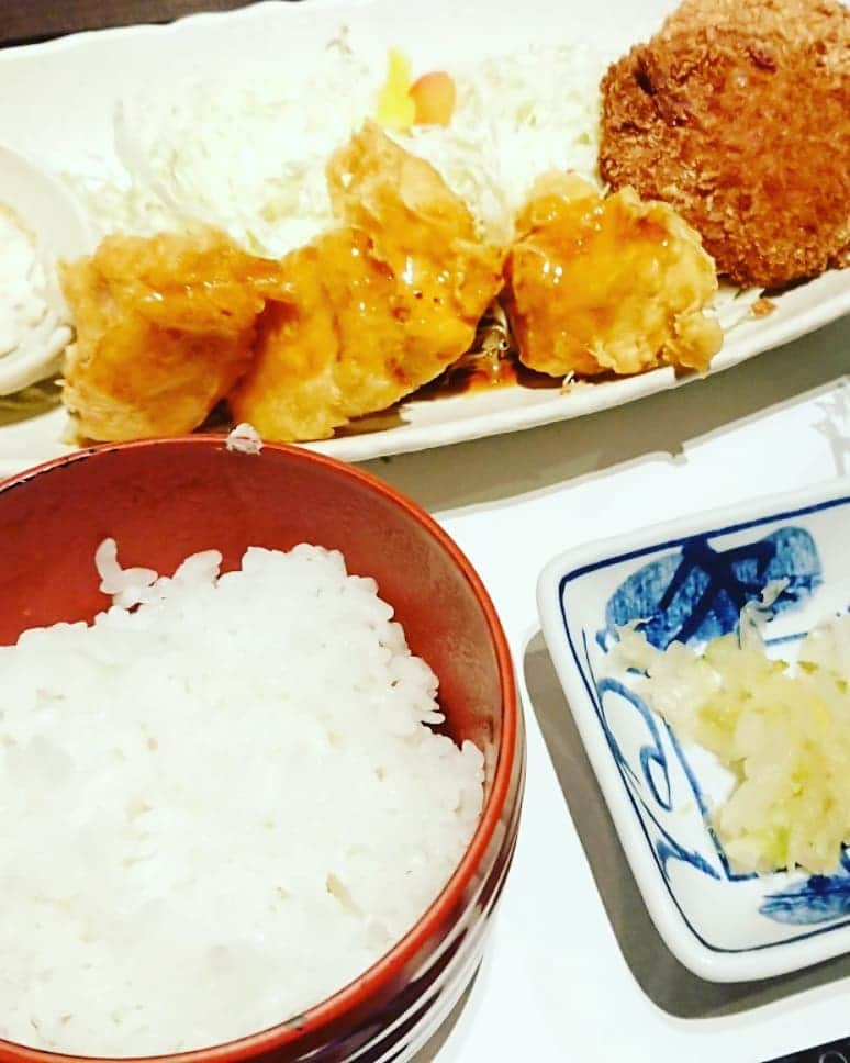 高井俊彦さんのインスタグラム写真 - (高井俊彦Instagram)「【西梅田合間ランチ☀️🍴2019.8.16】 お盆明けだからかどこもかしこもいっぱい‼️ それに閉まってる店もいっぱい💦  石橋、前園、祐代とがんこ寿司アバンザ店へ✋ ボリュームたっぷりチキン南蛮定食を頂きました☺️ 明日はわたくし広島での神フェスに出演の為、西梅田は代演してもらいます🙇 高井→大黒 大黒→石橋  迷惑おかけしますが、わたしとはまた違った信濃リーダー週新喜劇を楽しみに是非お越し下さい⤴️⤴️⤴️」8月16日 17時50分 - takai_toshihiko