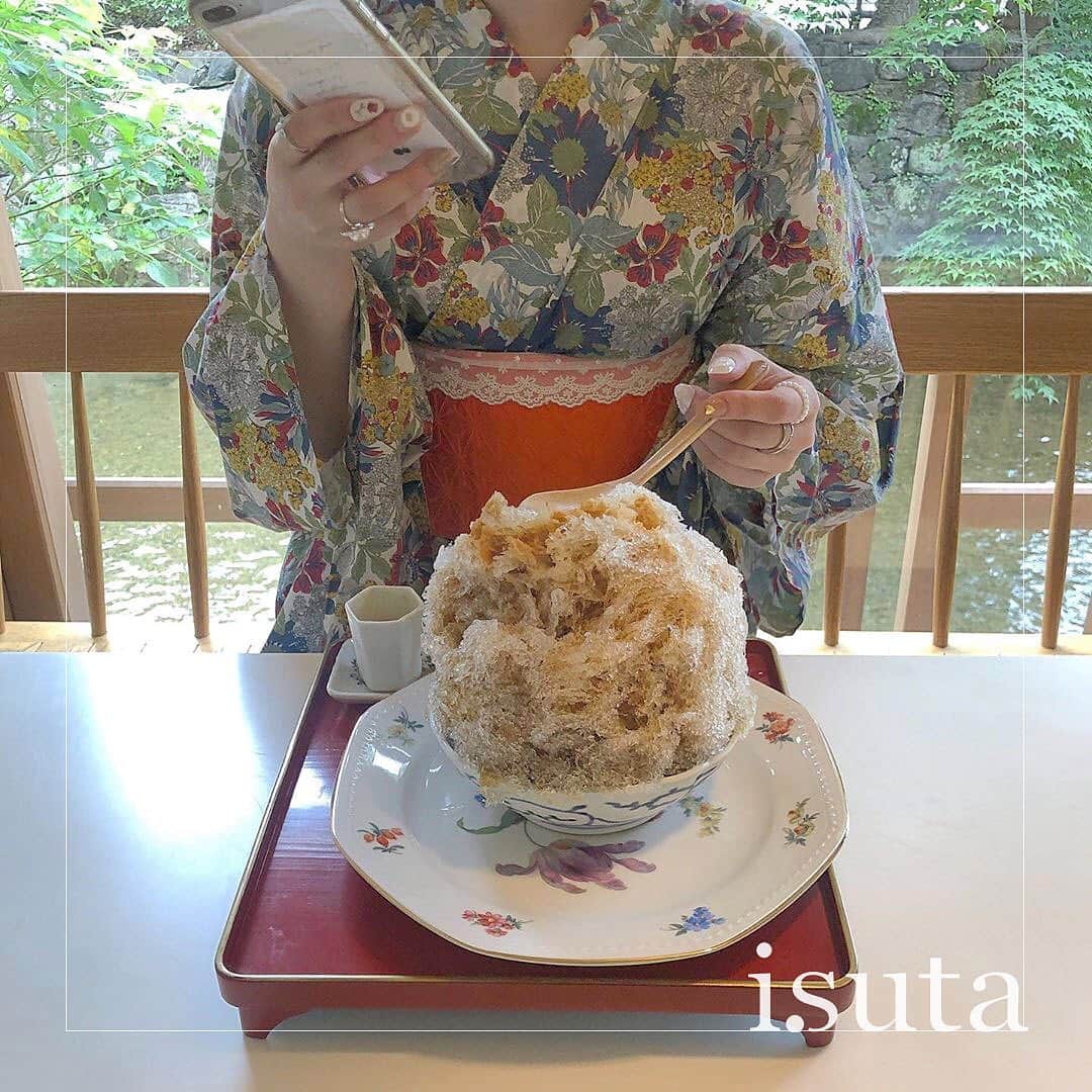 isutaさんのインスタグラム写真 - (isutaInstagram)「. 京都・祇園にあるパスザバトンに併設されているカフェ「お茶と酒 たすき」をご紹介♡ . 定番のものから季節限定のものまで、種類豊富なフレーバーのかき氷を楽しむことができます♩ . 店内やメニューはもちろんですが、食器までこだわっていて、どこを見渡してもおしゃれなんです❤︎ . お気に入りの浴衣を着てお店を訪れてもいいですね！ . お店入り口の暖簾の前で可愛い写真を撮ってみてください♩ _____ お茶と酒 たすき open：月〜土曜 11:00〜20:00 / 日曜日・祝日 11:00〜19:00 access：京都市東山区末吉町77-6 _____ photo by  @__neinei__  @yasss_____1  @h__kiki6 . isutaのwebサイトでは、おすすめのコーデから可愛いカフェまでたくさんの情報をお届けしています！ また、isutaのオリジナルグッズも販売中！ ぜひisutaのwebサイトからチェックしてみてください♩  流行のアイテムやスポットの写真にはハッシュタグ#isutapic を付けるか @isuta_jp をタグ付けして教えてね❤︎ . #isuta #isutapic #isutacafe #isuta_京都 #イスタ #お茶と酒たすき #京都カフェ #かき氷」8月16日 17時51分 - isuta_jp