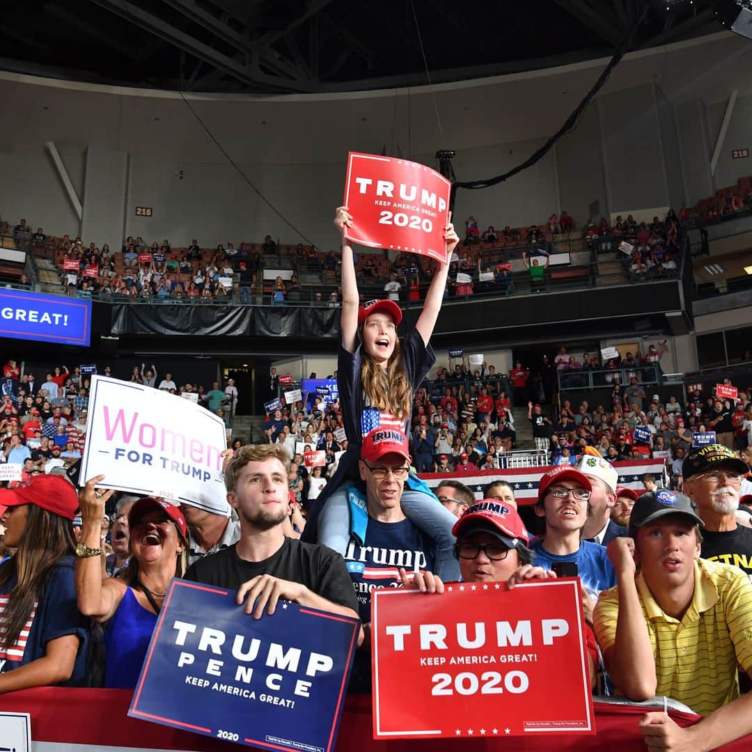 AFP通信さんのインスタグラム写真 - (AFP通信Instagram)「AFP Photo 📷 Nicholas Kamm - Supporters of US President Donald Trump cheer during a "Keep America Great" campaign rally at the SNHU Arena in Manchester, New Hampshire, on August 15, 2019. #trump」8月16日 17時58分 - afpphoto