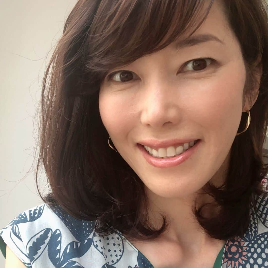 清水春名のインスタグラム：「ウォーキングスタイリスト清水春名です。久しぶりにロングヘアをボブにしました。もう少し切ってもよかったかなーと思いましたが、まずはこの長さで😊。本当は前髪を伸ばしたいのだけど、クセがすごくていつも断念。ワンレンに憧れてます。 #ウォーキングスタイリスト清水春名 #ボブ  #前髪うねる  #クセがすごいんじゃ」