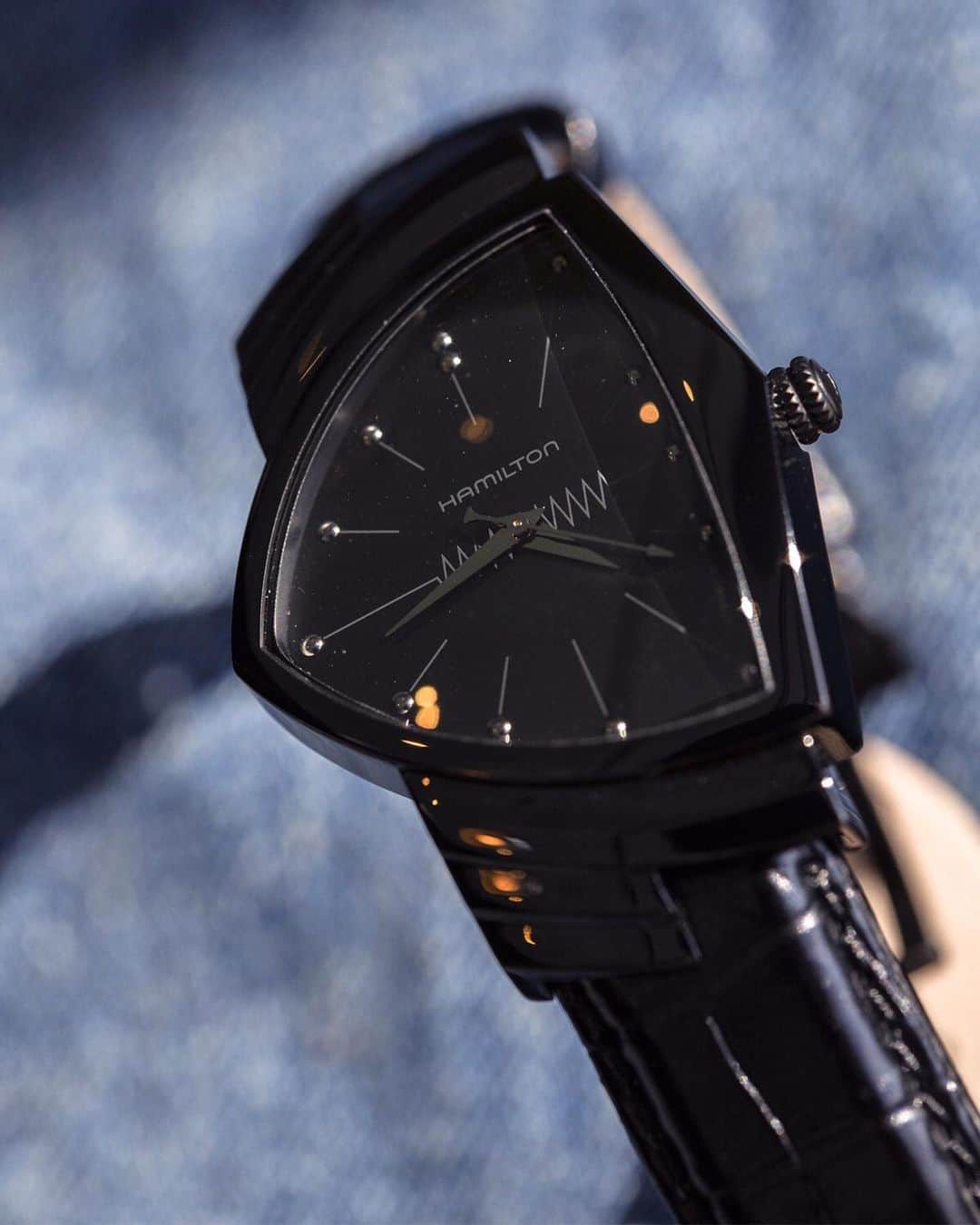 BEAMS MENさんのインスタグラム写真 - (BEAMS MENInstagram)「… HAMILTON 「VENTURA」FULL BLACK MODEL ・ 1957年、世界初の電池式腕時計として誕生した「ベンチュラ」。エルヴィス・プレスリーをはじめ日本でもファッショニスタ、トレンドセッターたちから支持され続け、発売以来ロングセラーを誇る当モデル。この度、満を持して待望のフルブラックが登場します。世界に先駆けBEAMSの公式オンラインショップ、各店舗にて8月16日( 金)より先行予約をスタート。9月13日(金）より世界先行販売をします。  https://www.beams.co.jp/item/bprbeams/watch/11480577707/ ・・・ @hamiltonwatch @beams_official #hamiltonwatch #ベンチュラ_イズ_ユアーズ #ハミルトン #beams #ビームス」8月16日 18時05分 - beams_mens_casual