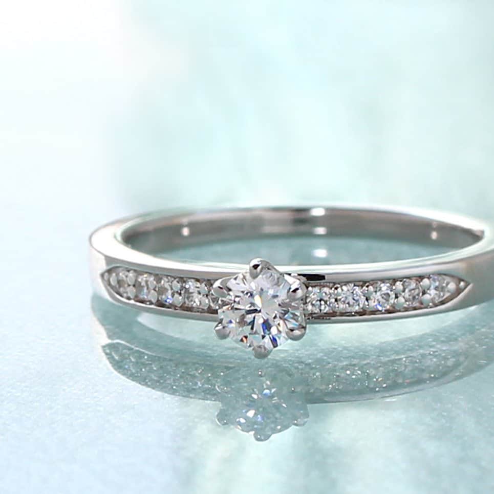 BIZOUX BRIDAL | ビズーブライダルのインスタグラム：「. 蒸し暑い日々が続いていますね。 本日は清涼感がある1枚をお届けします。 . 煌めき溢れるダイヤモンドは眺めているだけで、 心が穏やかな気持ちになりそうですね。」
