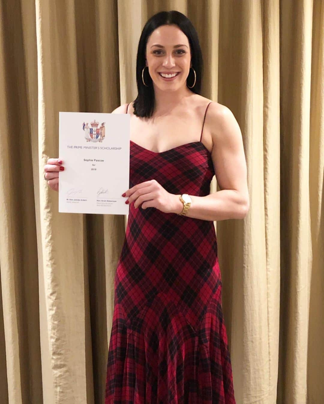 Sophie Pascoeさんのインスタグラム写真 - (Sophie PascoeInstagram)「Always a privilege to receive the Prime Ministers Scholarship certificate, and to be part of this amazing tertiary programme supported by the Government and HPSNZ! 📚 #pmscholarship #education #balanceiskey #proudkiwi」8月16日 18時01分 - sophpascoe1