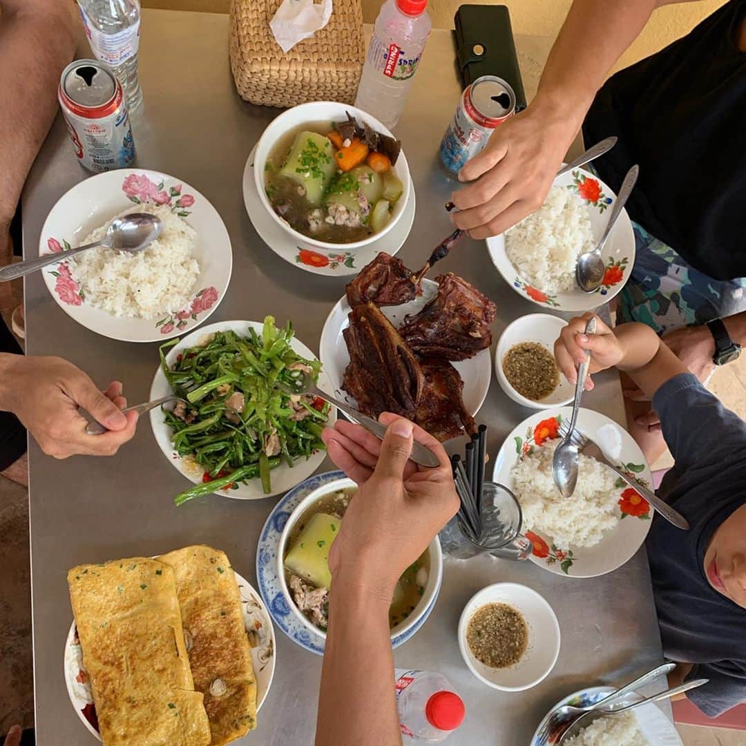 渡邊智子さんのインスタグラム写真 - (渡邊智子Instagram)「. スヴァイチュルム村という農村部にある作業所。 . ヘインさんが美味しいお昼ごはんを作ってくれました👨🏽‍🍳🧡 人生はじめてのカンボジア料理も体験。 日本ではまったくパクチーを口にしなかったけど、 カンボジアでは何度か挑戦してみた😂」8月16日 18時01分 - _tomomon