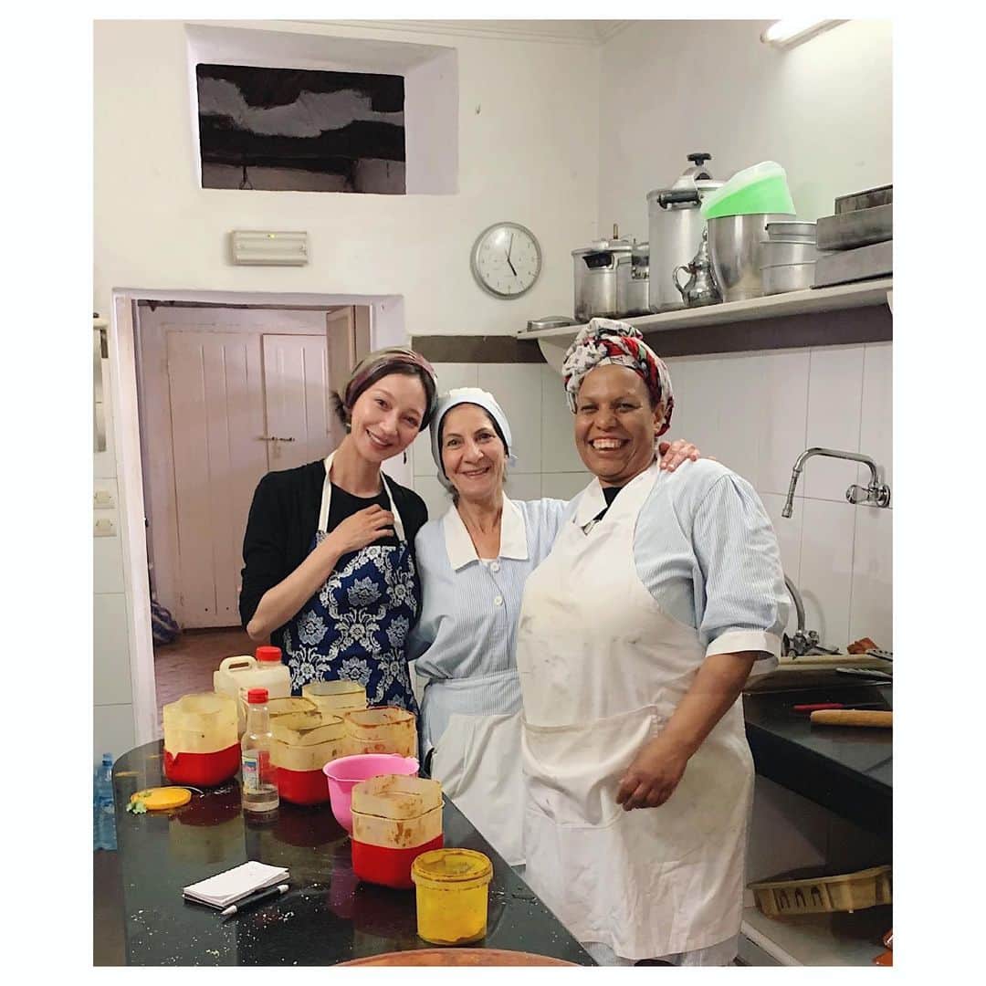 愛可さんのインスタグラム写真 - (愛可Instagram)「・ お盆休みにかまけ、UPしていませんでしたすみませぬ！ 🙇‍♀️ モロッコ旅行記の続きです！ ・ ・ エッサウィラで4泊滞在したリヤドのヴィラマロックで、モロッコ料理のワークショップにも参加しました。 ・ ・ モロッコでレシピ本も出版しているという料理人のHyattさんに、地元のマルシェへの買い出しから連れて行っていただき、 モロッコ料理の要のスパイスや、ハーブの選び方なんかも教えてもらいながら買い物してキッチンへ！ ・ ・ モロッコの人がお味噌汁のような感覚で毎日飲んでいる、ハーブとお豆のスープ ハリラと、仔牛肉とお野菜のタジンと レモンタルトを教えていただきました。 ・ ・ 見たこともない調理器具や、ナイフ使いに驚きました。  マルシェで購入した新鮮なお肉とお野菜を使ったお料理は、 ターメリックとジンジャーパウダー（どちらもショウガ科）をベースにクミンやコリアンダー、シナモンなどをつかうので意外とサッパリしています。  最後にアルガンオイルをかけるのが、さすがはモロッコ 。 中華料理の最後のごま油みたいな感覚かな。 ・ ・ モロッコ料理は思っていたよりも下ごしらえの行程が多く クスクスに至っては、クスクス用の二層式の鍋を使って、下の段でお肉や野菜を煮込み、上の段で下から煮上がる蒸気を使ってクスクスを蒸しては乾かしてを3〜4回繰り返していました。  こんな風に蒸したクスクスは、フワフワで最高に美味しかったです。 ・ ・ とてもキュートなHyattさんが厨房にいると、ホテル中のスタッフが挨拶がてらワークショップを覗いてくれます。  写真8枚目のスタッフFatimaさんはヴィラマロックで1番古くから働いているそうで、会うたびににこやかに話しかけてくださり、可愛かったな。 ・ ・ 夫婦で参加して、楽しすぎたワークショップ。 写真が沢山あるので、完成は次に続きます！ ・ ・ #モロッコ  #エッサウィラ #モロッコ料理 #モロッコ旅行  #VillaMaroc  #moroccancookingclass #morocco #モロッコ旅行」8月16日 18時02分 - aikick