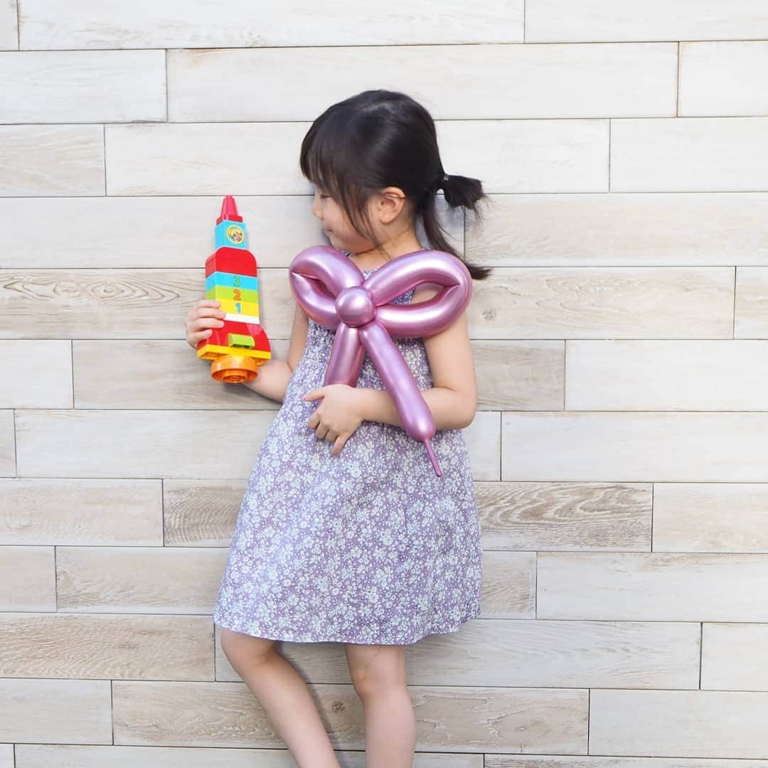 Kuboi Ayumiさんのインスタグラム写真 - (Kuboi AyumiInstagram)「大好きなレゴでオリジナルロケットを作ってみたよ！  レゴだと、ママがいなくても娘たちだけで黙々と遊べます。 むしろ、大人がいない方が想像力豊かな娘たちのおもしろい作品が見れて楽しい！  まだ小さい娘たちなので、大きめのブロックで遊んでいますが、どんどん小さいものも与えて、遊んでもらおうと思っています。  そんなレゴで「レゴシティ宇宙キャンプ」という素敵なイベントが開催されるみたい。  レゴ オリジナルロケットを作ったり、JAXAの宇宙センター見学ができたり、JAXAの講師から宇宙やロケットのお話が聞けたりする貴重な機会です。  宇宙やロケット好きな人にはたまらないですよね。 しかも、とっても気になるイベントなのに、なんと無料！  レゴジャパン公式 Twitterアカウントをフォローして、レゴブロックでロケットを作って写真を撮り、指定ハッシュタグ付きで投稿するだけで 無料ご招待のチャンスがあるみたいなので、私ももちろんエントリーしてみようかな☆  #レゴシティ宇宙キャンプ #レゴ #LEGO #JAXA #知育 #知育玩具 #ロケット #rocket #pr」8月16日 18時03分 - himekagami
