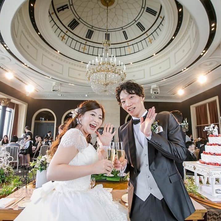 ホテルモントレウェディング【公式】 のインスタグラム：「♥ ￣￣￣￣￣￣￣￣￣￣ @montereyweddingをフォローして 『 #モントレ花嫁 』『 #ホテルモントレ』の タグをつけて投稿してくださいね＊*. . ホテルモントレ グラスミア大阪 @grasmereosaka.weddingの #卒花嫁 @cxywedd1117さまより 素敵なお写真をリグラムさせていただきました！ ・ メインテーブルでの一枚。 くすみピンクで上品で 大人っぽいコーディネートに♡* ・ ◆ホテルモントレ公式HPはこちら* https://www.monterey-wedding.jp ・ #モントレ #モントレ花婿 #プレ花嫁 #卒花 #marry花嫁 #dressy花嫁 #farnyレポ #プラコレ ﻿#maricuru #dressy花嫁 #日本中のプレ花嫁さんと繋がりたい #ウエディングニュース #flower #ウェディングドレス #dress #結婚式 #披露宴 #結婚式場 #2019年秋婚 #2019年冬婚 #ホテルモントレグラスミア大阪  #グラスミア大阪 #大阪 #お色直し #披露宴レポ #ウェディングパーティー #新郎新婦」