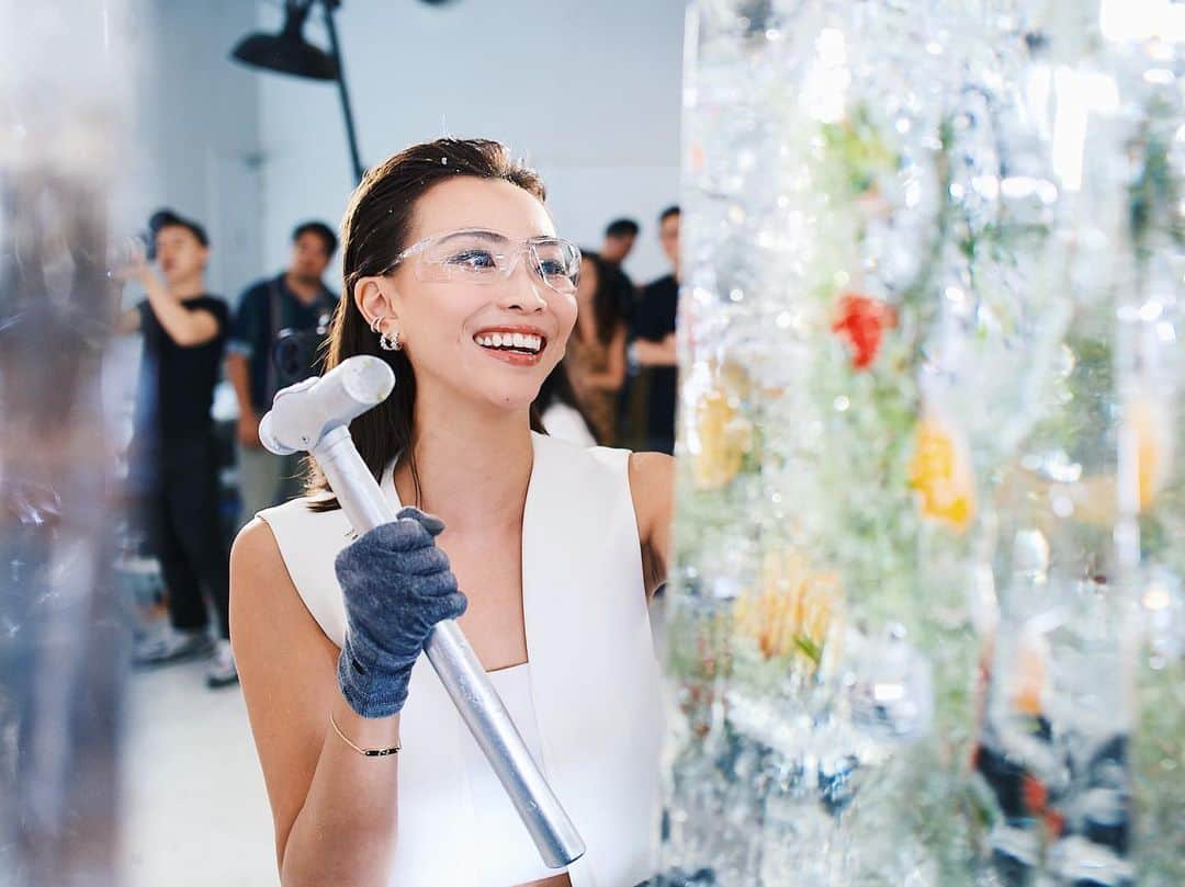 ソニアのインスタグラム：「ICE, ICE BABY ❄️ This is my crazy, hammer wielding face, trying to crack a giant block of ice to get to my @kbright_global products inside. I whacked it so hard the ice particles were flying into my hair and face 🤪 Congratulations on the official launch here in SG, K-Bright! Can’t wait for our campaign photos to be released!  #skincare #glow #koreanskincare #kbrightsquad」