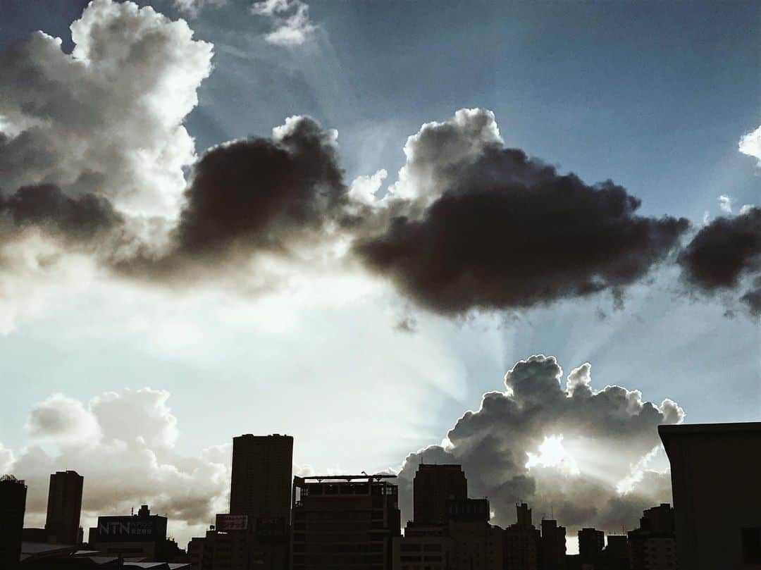のインスタグラム：「帰り道。 すごい綺麗だった🥺🌤💙 . #夕焼け #夕焼け小焼け #sunset #tokyo #city #cloud」
