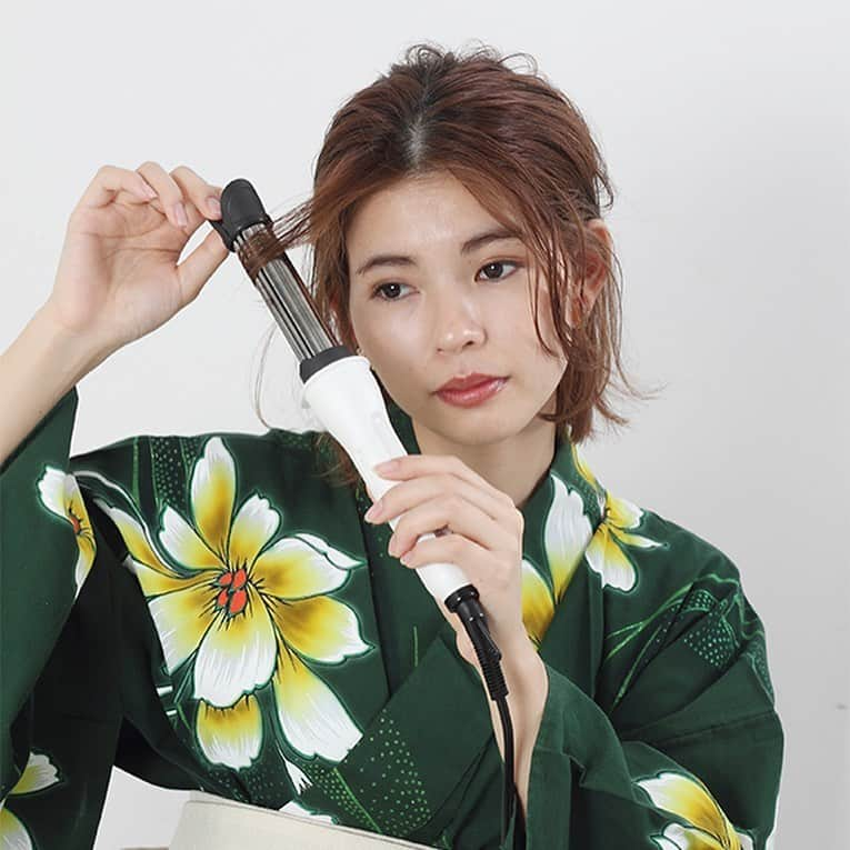 モッズ・ヘア スタイリングツールさんのインスタグラム写真 - (モッズ・ヘア スタイリングツールInstagram)「【HAIR TUTORIAL】⁣⁣⁣⁣⁣⁣⁣ 浴衣に合わせる抜け感ミディアムヘア3⁣ ・⁣⁣⁣⁣⁣⁣⁣ ・⁣⁣⁣⁣⁣⁣⁣ 「センシュアルハーフアップアレンジ」⁣⁣⁣⁣⁣⁣⁣ ・⁣⁣⁣⁣⁣⁣⁣ 大人っぽさと女性らしさのミックスハーフアップ⁣ ・⁣⁣⁣⁣⁣⁣⁣ ・⁣⁣⁣⁣⁣⁣⁣ ① 25ｍｍ程度のアイロンで、全体を巻く。⁣⁣⁣ ② 耳上の髪を左右に分ける。⁣ ③ 左のブロッキングの毛束をセンターで結ぶ。⁣ サイドの毛束が出てきてしまう場合は無理に巻き込まず、少しずつ毛束を取り、ピンで留める。⁣⁣⁣⁣⁣⁣⁣⁣ ④ 右側のブロッキングを②で結んだ毛束に巻きつけるようにピンで留める。⁣ ⑤ 顔まわりの毛束を少し多めに出し、ふんわり巻いて完成。⁣⁣ ⁣⁣⁣⁣⁣⁣ ⁣⁣⁣⁣⁣⁣⁣ hair: AYUMI SASAKI（mod’s hair SHINJUKU） ⁣⁣⁣⁣⁣⁣⁣ ⁣⁣⁣⁣ ⁣ #modshair #モッズヘア ⁣ #modshairstylingtools #モッズヘアスタイリングツール⁣ ⁣⁣⁣ #ヘアメイク #シンプル #大人可愛い #hairarrange #Straighthair⁣ #スタイリング #セルフアレンジ #簡単ヘアアレンジ #簡単アレンジ #ゆる巻き #時短⁣ ⁣ #浴衣 #浴衣ヘア #浴衣アレンジ #浴衣ヘアアレンジ⁣ ⁣ #ゆるふわ #波巻き #ウェーブヘア #ウェーブ巻き ⁣ #ミディアムヘア #ショートアレンジ #ショートヘア⁣  #shorthair #hairset #hairstyle #mediumhair」8月16日 18時09分 - mods_hair_stylingtools