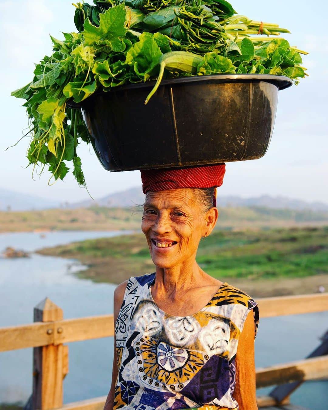 タイ国政府観光庁さんのインスタグラム写真 - (タイ国政府観光庁Instagram)「今週も1週間お疲れ様でした✨﻿ ﻿ カンチャナブリーのモーン族の村に暮らす女性をパシャリ📸﻿ ﻿ カンチャナブリーのソンカーリア貯水湖の北西にあるモーン族の村には、1000世帯以上が今も昔ながらの素朴な暮らしを営んでいます👨‍🌾﻿ ﻿ 皆様、よい週末をお過ごし下さい😊﻿ ﻿ #お疲れ様でした #タイ #カンチャナブリー #モーン族 #モーン族の村 #少数民族 #微笑みの国 #こんなタイ知らなかった #タイを知りつくす #タイ旅行 #旅好きな人と繋がりたい #旅行好きな人と繋がりたい #海外旅行 #ローカル体験 #thailand #kanchanaburi #mon #monvillage #amazingthailand #thailandtravel #thailandtrip #thai #thaistagram #lovethailand #thainess #localexperience﻿ ﻿」8月16日 18時11分 - amazingthailandjp