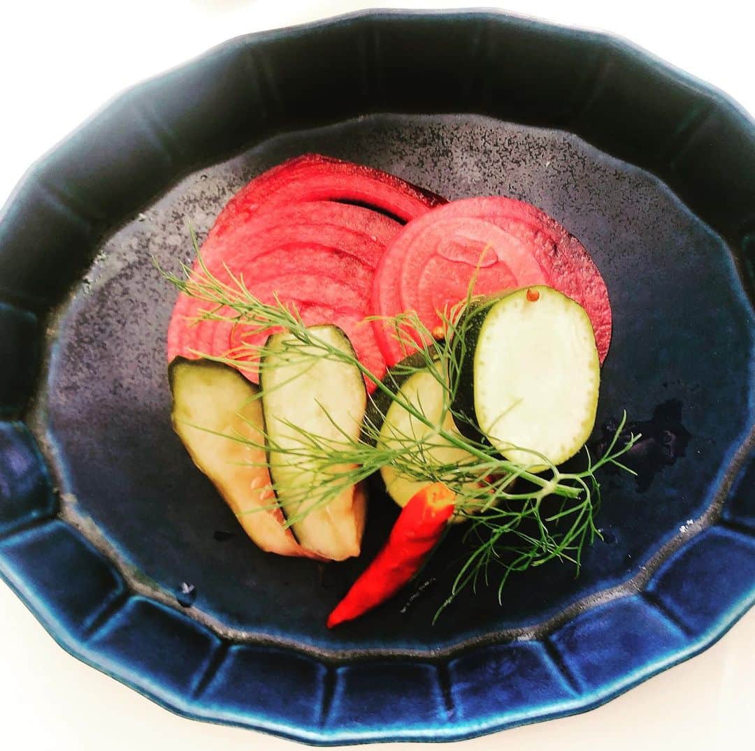 二宮歩美さんのインスタグラム写真 - (二宮歩美Instagram)「『自家製ピクルス』 調理する過程で余った野菜で簡単に作れる自家製ピクルスはおすすめ❤️ 材料 ・水 150cc ・酢 150cc ・砂糖 大2 ・塩 小1 ・お好みでハーブなど  1:材料を全て鍋に入れて一煮立ちしたら冷まして容器に好きな野菜を入れて漬けるだけ。  保存食にもなるし、色々なハーブやスパイスを入れてオリジナルピクルスを作るのも楽しみの一つになりますよ🥦  ぜひ色々お試し下さいな❤️ #二宮歩美 #タレント料理研究家 #料理講師 #パン講師 #食生活アドバイザー #ピクルスレシピ #自家製ピクルス #料理研究家」8月16日 18時13分 - ninomiyaayumi