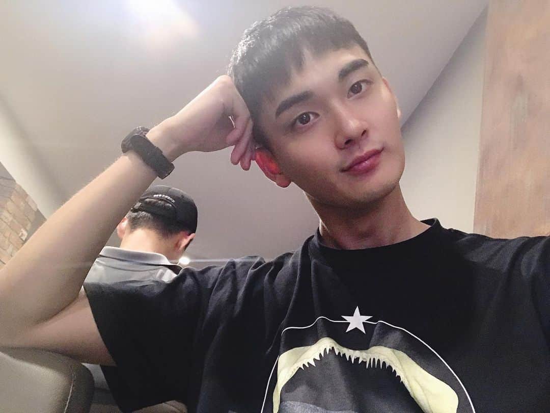 のインスタグラム：「뭐해 🙇🏽‍♂️」
