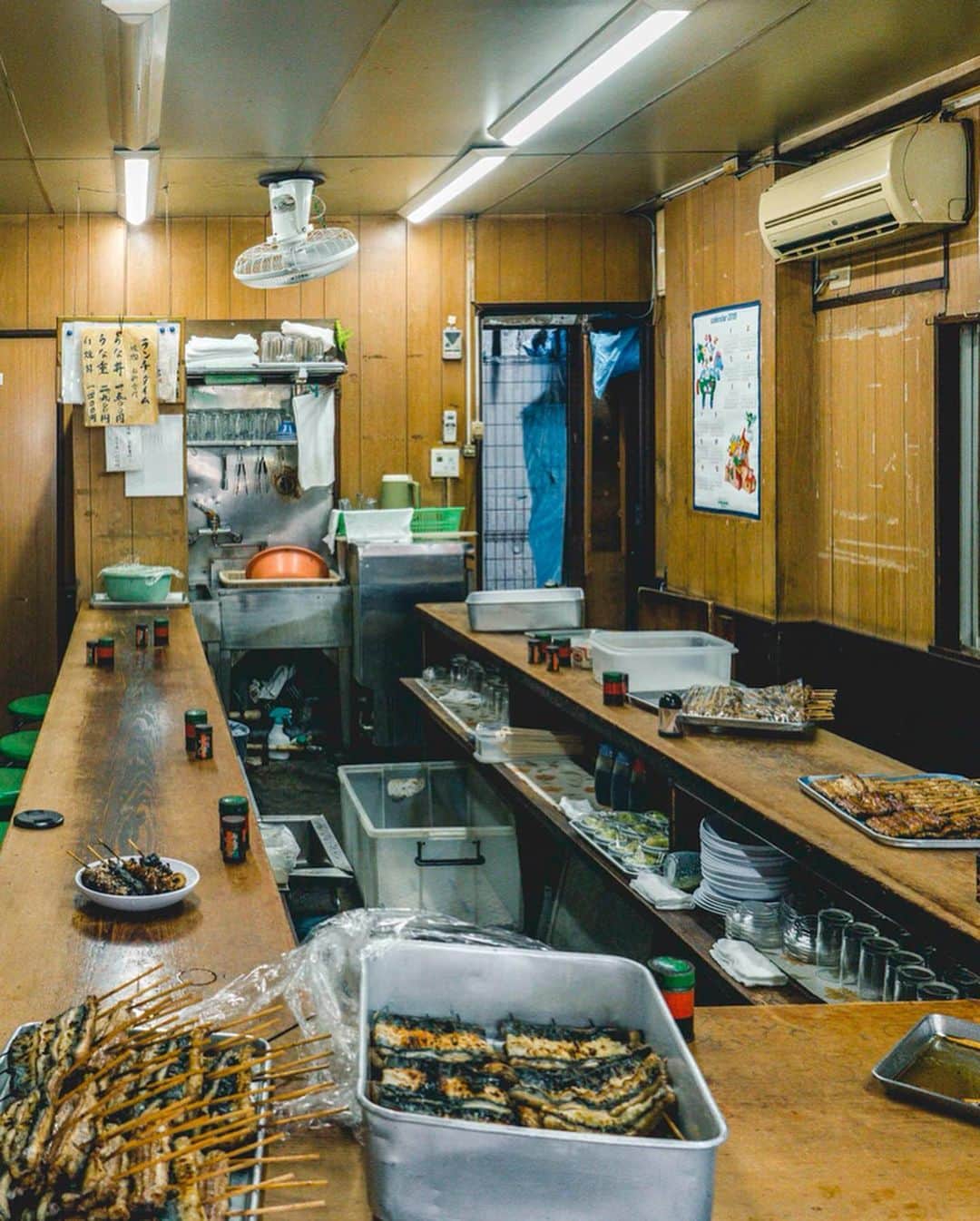 東急電鉄さんのインスタグラム写真 - (東急電鉄Instagram)「. Famous unagi shop, Hosakaya, sits in the shopping arcade just off the north exit of Jiyugaoka Station. Founded nearly 60 years ago, everything from the stores exterior to interior design gives off an authentic, Showa era feel. During lunch you can enjoy eel with rice or an eel bowl, and at night, you’ll even find eel skewers to enjoy. (Tokyu Toyoko Line / Tokyu Oimachi Line/Jiyugaoka Station) . 自由が丘駅北口の商店街にある鰻の人気店ほさかや。 創業約60年という老舗で、お店の外観から店内まで昭和の雰囲気が漂います。 昼間はうな重やうな丼、夜は酒場となり、うな串などを楽しめます。 （東急東横線、東急大井町線 自由が丘駅） . #unagi #鰻 #ほさかや #food #foodie #japanesecuisine #japan #tokyo #東京 #日本 #japanfocus #japantravel #japantrip #instagramjapan #japanstyle #japan_vacations #ilovejapan #lovejapan #nippon #instajapan #lovers_nippon #japan🇯🇵 #visitjapanjp #visitjapan #team_jp_ #discoverjapan #explore #instatravel #travel #travelgram」8月16日 18時23分 - tokyu_railways