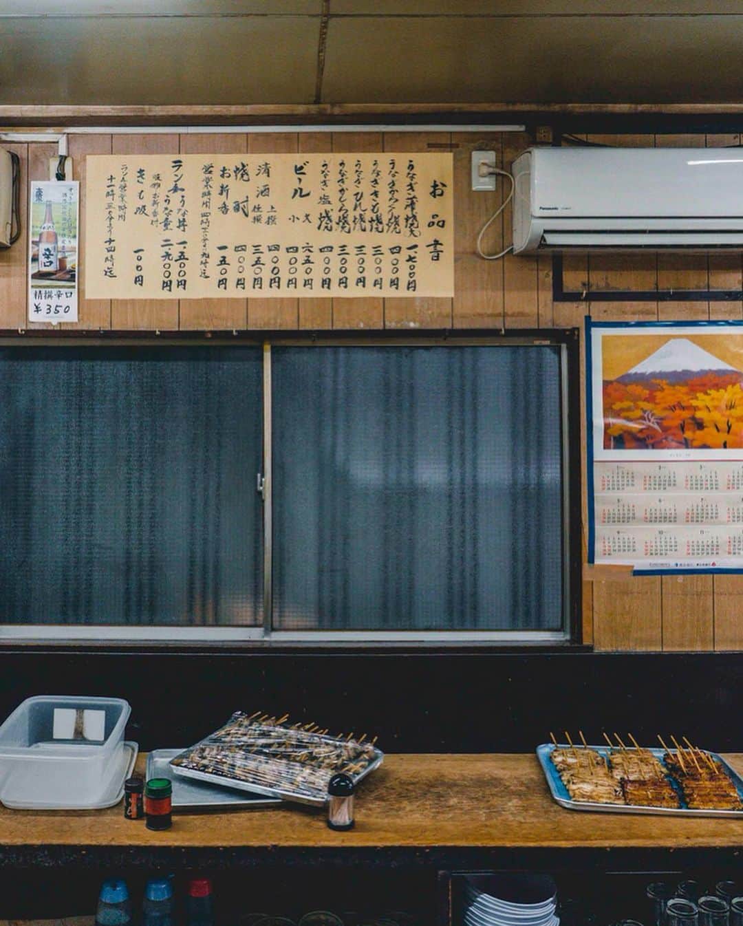 東急電鉄さんのインスタグラム写真 - (東急電鉄Instagram)「. Famous unagi shop, Hosakaya, sits in the shopping arcade just off the north exit of Jiyugaoka Station. Founded nearly 60 years ago, everything from the stores exterior to interior design gives off an authentic, Showa era feel. During lunch you can enjoy eel with rice or an eel bowl, and at night, you’ll even find eel skewers to enjoy. (Tokyu Toyoko Line / Tokyu Oimachi Line/Jiyugaoka Station) . 自由が丘駅北口の商店街にある鰻の人気店ほさかや。 創業約60年という老舗で、お店の外観から店内まで昭和の雰囲気が漂います。 昼間はうな重やうな丼、夜は酒場となり、うな串などを楽しめます。 （東急東横線、東急大井町線 自由が丘駅） . #unagi #鰻 #ほさかや #food #foodie #japanesecuisine #japan #tokyo #東京 #日本 #japanfocus #japantravel #japantrip #instagramjapan #japanstyle #japan_vacations #ilovejapan #lovejapan #nippon #instajapan #lovers_nippon #japan🇯🇵 #visitjapanjp #visitjapan #team_jp_ #discoverjapan #explore #instatravel #travel #travelgram」8月16日 18時23分 - tokyu_railways
