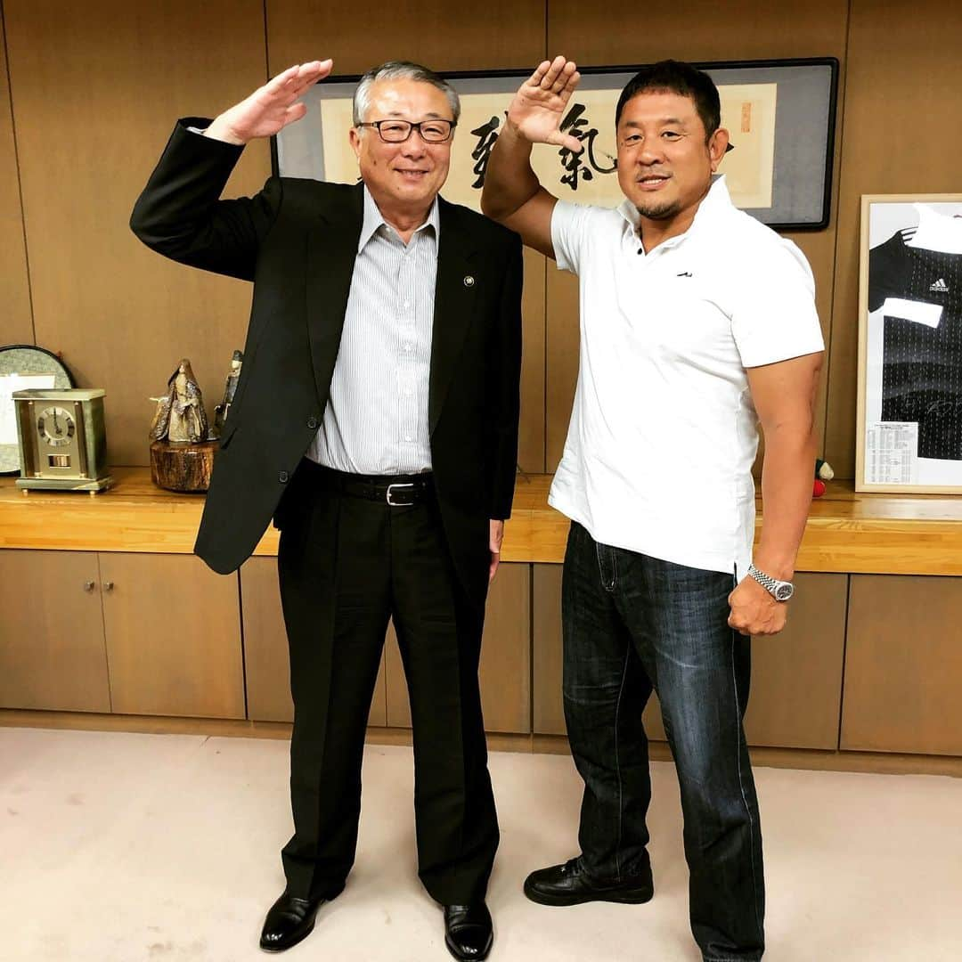 永田裕志さんのインスタグラム写真 - (永田裕志Instagram)「鹿間陸郎東金市長に新日本プロレス東金大会開催のご挨拶に行ってきました。 今年も立派な開会宣言をお願いしました(笑)。 よろしくお願いします🥺。 https://youtu.be/1zgNOEgQeWA  #永田裕志 #青義継続 #第三世代 #bluejusticeix」8月16日 18時16分 - yuji_nagata