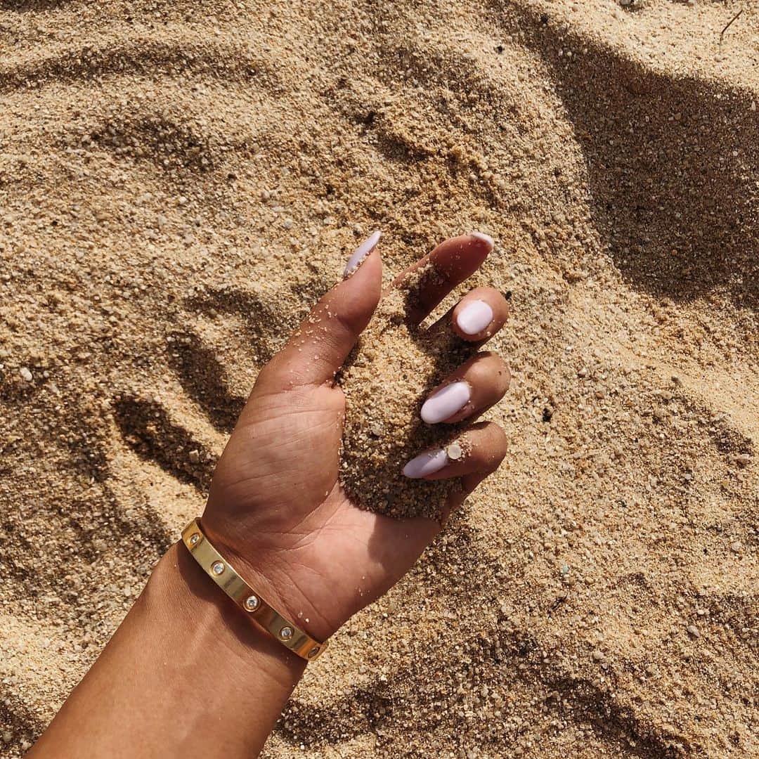 椿彩加のインスタグラム：「. Had a good time✌︎ . 今年の夏最後のネイルはpurple nail💅🏾 . #水晶浜 #ダイヤモンドビーチ #波高くて #遊園禁止 #けどみんな入ってた #笑 #逆に波高くて #楽しすぎた #福井 #夏 #最高 #beach #purple #my #nails」
