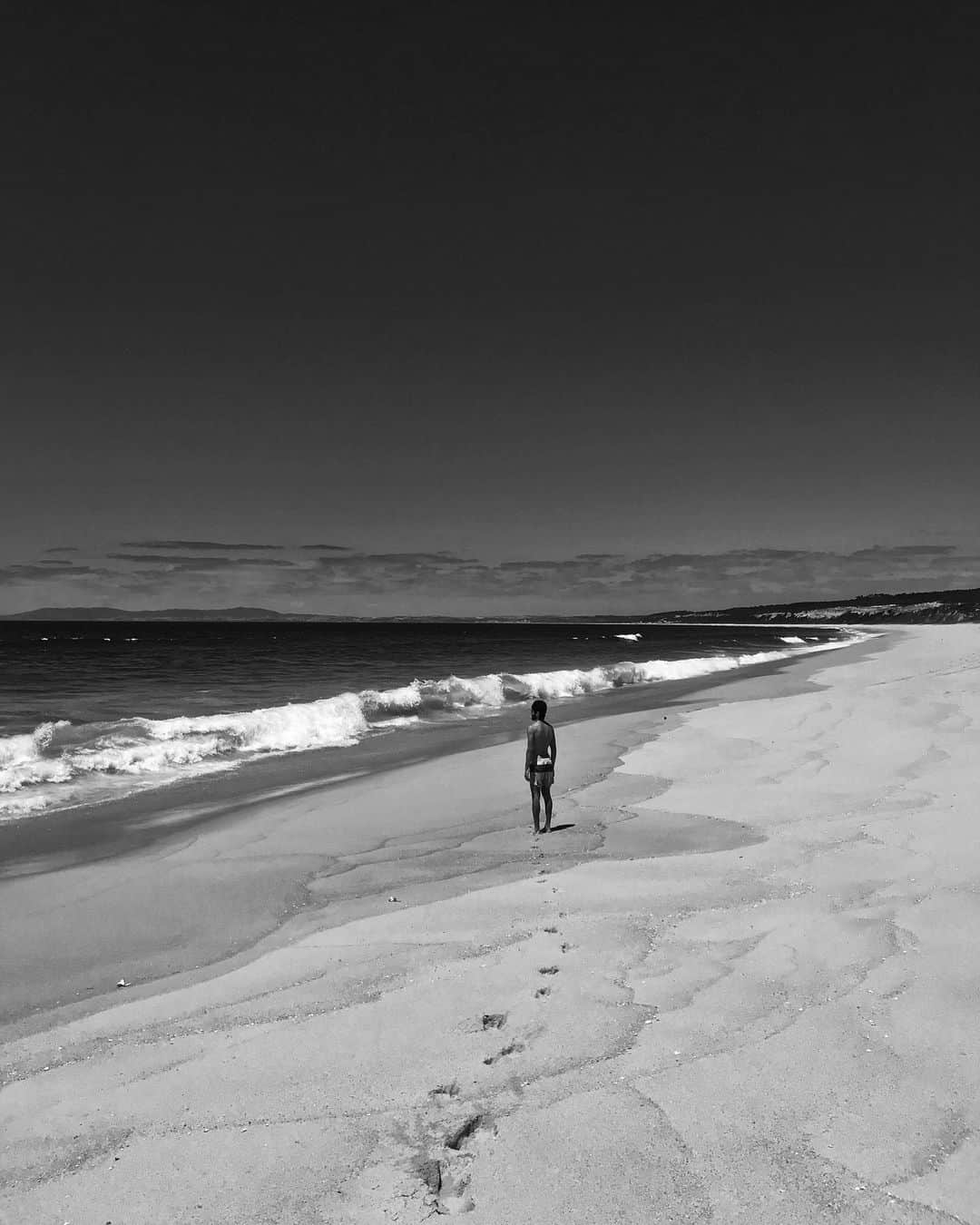 NICOLAS SIMOESのインスタグラム：「The sound of the waves... 🌊✨」