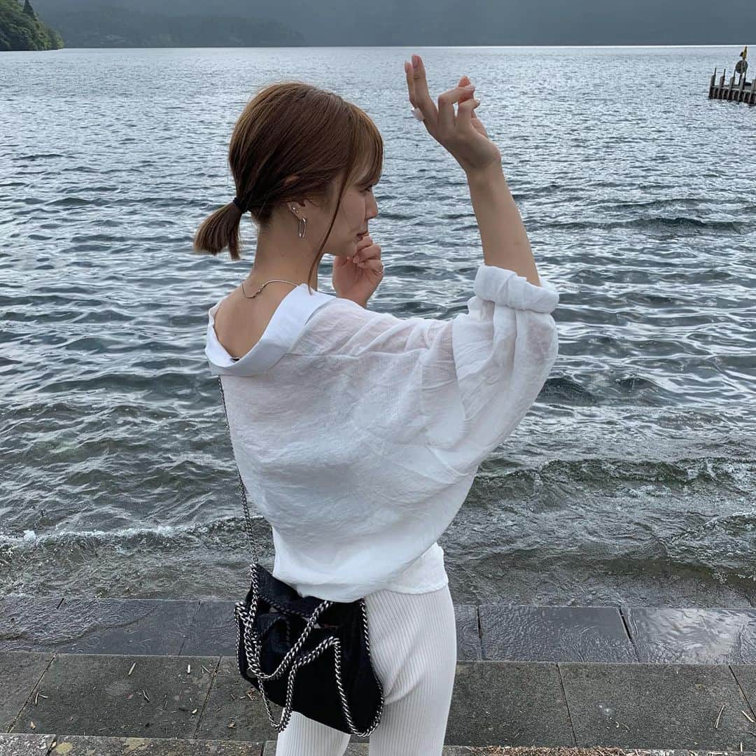 小田川エリカさんのインスタグラム写真 - (小田川エリカInstagram)「・ 私服👶🏻 雨の日にホワイトコーデしたら 見事に汚れた。笑 (@grl_official) #me#code#grl#私服#夏服#夏コーデ #エリカの私服#グレイル#プチプラ#ホワイトコーデ」8月16日 18時20分 - 0904.erika