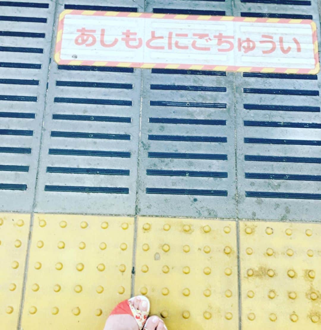 沢口千恵のインスタグラム：「‪神社のこと考えながらATMに立ち寄ったら、ATMのまえでニ礼ニ拍手してしまった。さすがの私も少し恥ずかしい。‬」
