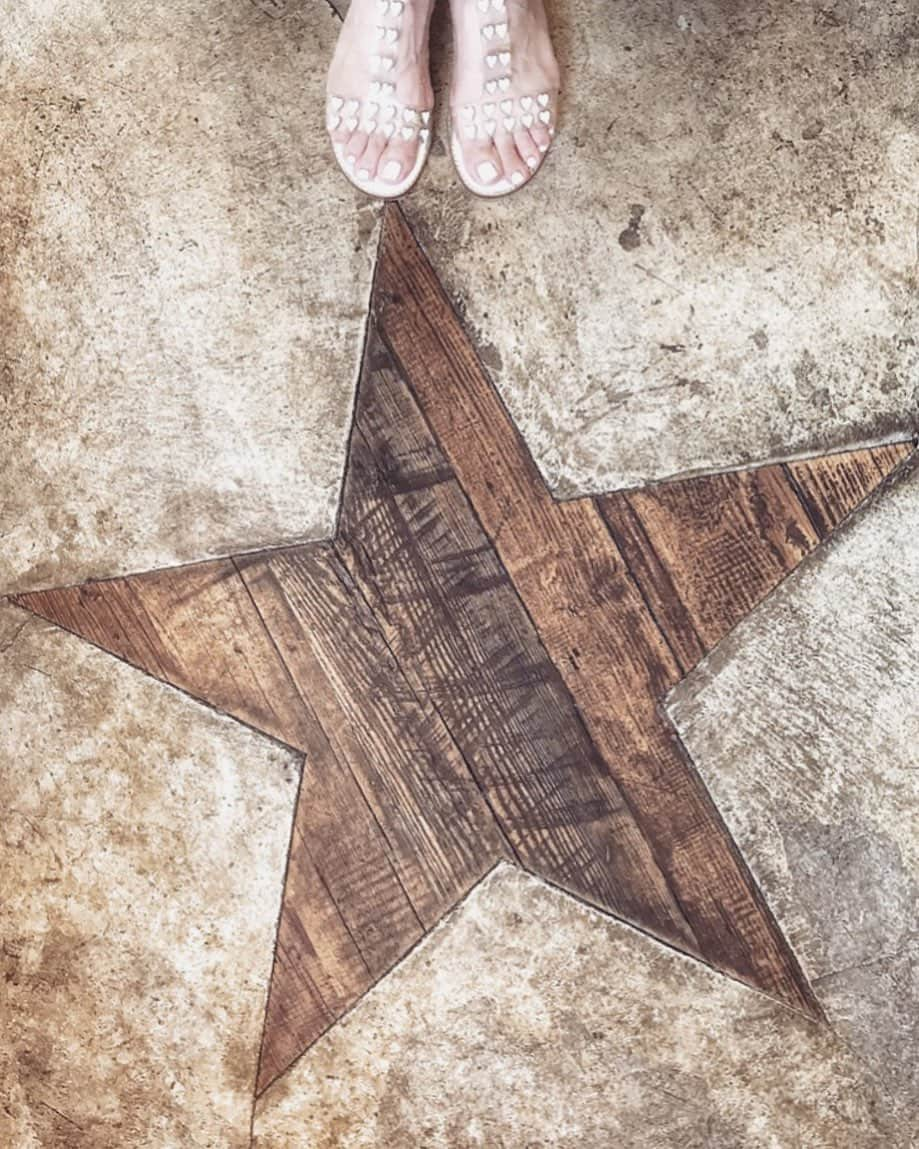 Yukicoさんのインスタグラム写真 - (YukicoInstagram)「👣 いい靴は長く大切に♡ 𓏧𓏧𓏧𓏧𓏧𓏧𓏧𓏧𓏧𓏧𓏧𓏧𓏧𓏧𓏧𓏧𓏧𓏧𓏧𓏧𓏧𓏧𓏧𓏧𓏧𓏧𓏧𓏧𓏧 #lookyfeets#lifewelltraveled#happyfeet#ihavethisthingswithfloors#fromwhereyoustand#lookdown#selfeet#amazingfloorsandwanderingfeet#lookdownclub#viewfromthetop#ihavethisthingwithtiles#coffeeshopvibes#floordesign#tilefloor#tileaddict#tile#tilegram#shoesaddict#tokyocafe#tokyosweets#タイル#東京スイーツ#東京ランチ#床部#床#明治神宮前カフェ#東京カフェ#足元倶楽部」8月16日 18時24分 - yukicolifecom