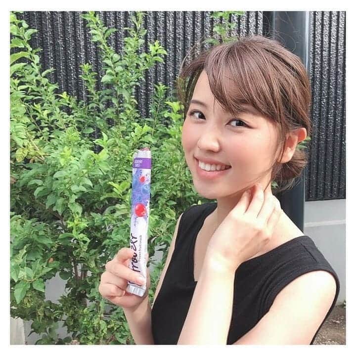 のインスタグラム：「夏バテ対策にも活躍してくれそうな、 1日に必要なビタミンC摂取量の10～25％が補えるfroozer 🍎 . 毎日暑すぎるので、アイス変わりに食べてる@eedun ♪ . 遺伝子組換えでないフルーツのみを使用してて、砂糖や水も不使用な上、カロリーが1本37kcal以下とヘルシーなのもお気に入り☺️ . 夏のビタミン補給にもピッタリだよ✨ . . #froozer #eedun #フルーザー #pr #helthyfood #フルーツバー #fruitsbar #fruits #icebar #happy #vitamin」