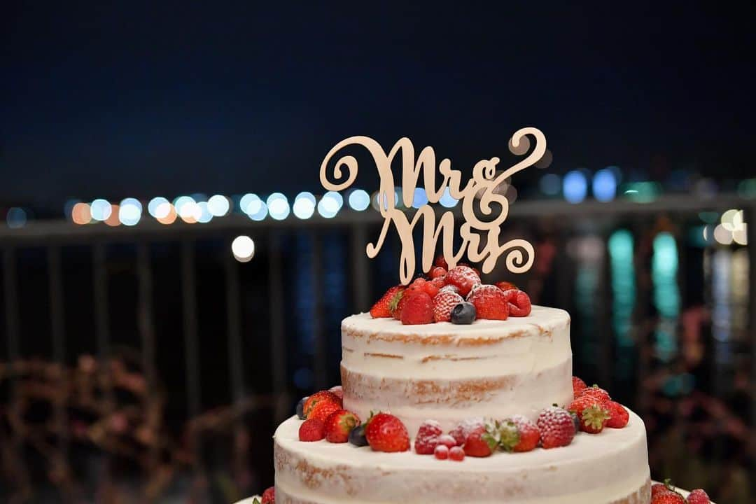 TAKE and GIVE NEEDS(T&G公式) さんのインスタグラム写真 - (TAKE and GIVE NEEDS(T&G公式) Instagram)「【#weddingcake】 ・ 夜の海辺のパーティーにも映える、大人可愛いセミネイキッドケーキ🎂海外のガーデンウェディングを彷彿させるような、流しテーブルのレイアウトに、セミネイキッドのナチュラルさがマッチします✨ ・ ・ 会場👉 #baysidegeihinkanveranda ・ 【#tg花嫁】 ↑タグ付けしてフォロー&投稿お願いします☺︎ . ・ #takeandgiveneeds #テイクアンドギヴニーズ #tg花嫁 #wedding  #ウェディング #結婚式 #結婚式場 #プレ花嫁 #卒花嫁 #卒花嫁レポ #guesttable #メインテーブル#フラワー #weddingparty#結婚式装飾 #結婚式装花 #conservatory #weddingideas #ケーキ#ウェディングケーキ#cakes #flowercake #flowercakes #cream #seminakedcake #nakedcakes #strawberrycakes」8月16日 18時28分 - takeandgiveneeds_official