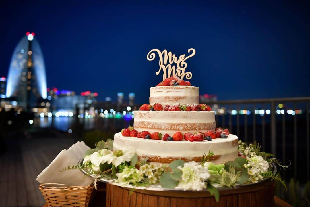 TAKE and GIVE NEEDS(T&G公式) さんのインスタグラム写真 - (TAKE and GIVE NEEDS(T&G公式) Instagram)「【#weddingcake】 ・ 夜の海辺のパーティーにも映える、大人可愛いセミネイキッドケーキ🎂海外のガーデンウェディングを彷彿させるような、流しテーブルのレイアウトに、セミネイキッドのナチュラルさがマッチします✨ ・ ・ 会場👉 #baysidegeihinkanveranda ・ 【#tg花嫁】 ↑タグ付けしてフォロー&投稿お願いします☺︎ . ・ #takeandgiveneeds #テイクアンドギヴニーズ #tg花嫁 #wedding  #ウェディング #結婚式 #結婚式場 #プレ花嫁 #卒花嫁 #卒花嫁レポ #guesttable #メインテーブル#フラワー #weddingparty#結婚式装飾 #結婚式装花 #conservatory #weddingideas #ケーキ#ウェディングケーキ#cakes #flowercake #flowercakes #cream #seminakedcake #nakedcakes #strawberrycakes」8月16日 18時28分 - takeandgiveneeds_official