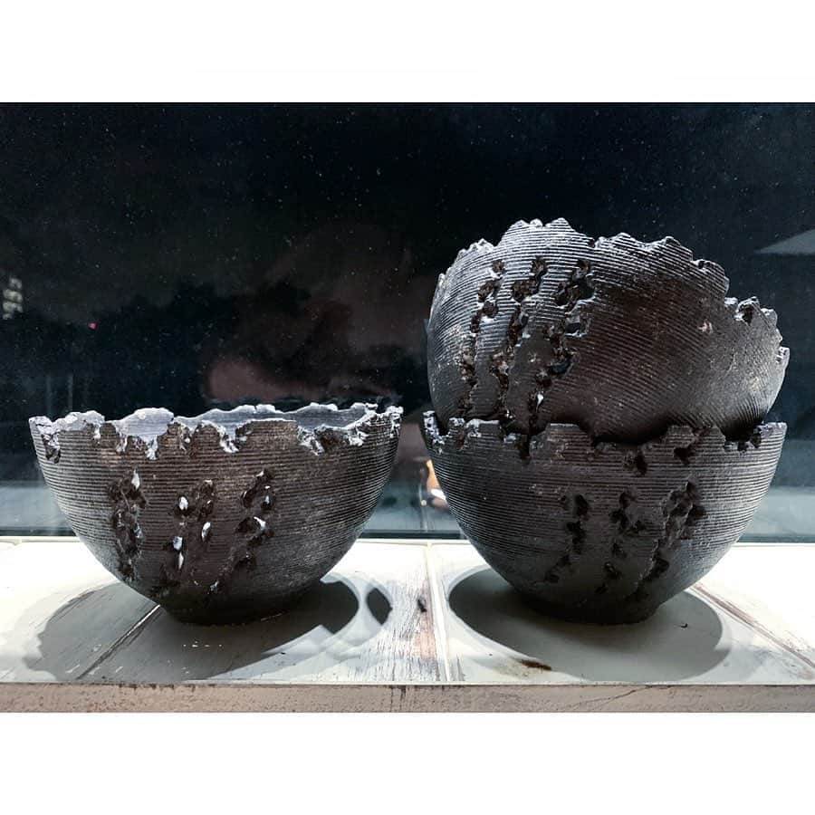 のインスタグラム：「たけろうさんがひとり芝居のお祝いでオリジナル鉢を3つ作ってくれました。 3つの傷入り3つです！ カッコいい！ #たけろうポット #鉢 #ひとり芝居 #3 ありがとうございました！」