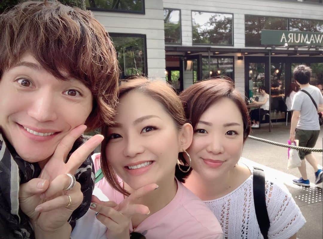 宮本美季のインスタグラム：「Rentファミリーのはるちゃんと軽井沢でランチ❤️久しぶりに会うのにそれが軽井沢って🤣はるちゃんのブランド、Ascendedの新作のトレーナーと帽子🧢、めっちゃキャワイイ〜ー！ヘビーユーズしちゃおっと。バックもちょー可愛いよ😍  #宮本姉妹 #ポジティブオーラ #いつもハッピーになる #Rentファミリー」