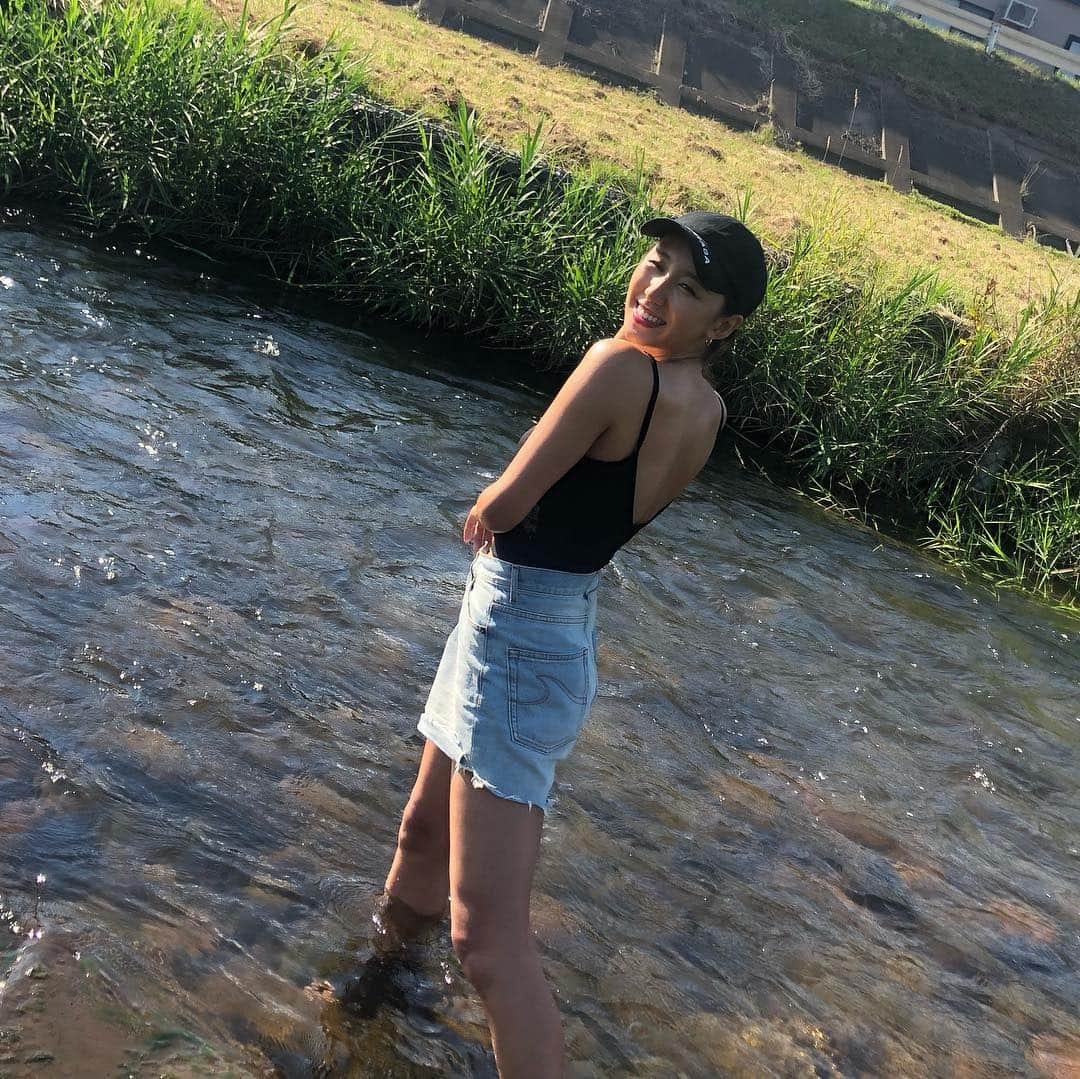 澤山璃奈さんのインスタグラム写真 - (澤山璃奈Instagram)「🏞🌳 今年初BBQ🍖 綺麗な川だったのでパシャパシャ🧜🏽‍♀️ 短い短い日本の夏、楽しんでます💙🌺 ブラトップ×ショートパンツか サラッとワンピ一枚が私の夏の定番👗 背中があいてるデザインが好き💋 #川遊び #日本の夏 #夏の定番コーデ  #氷の上のマーメイド」8月16日 18時30分 - rinasawayama