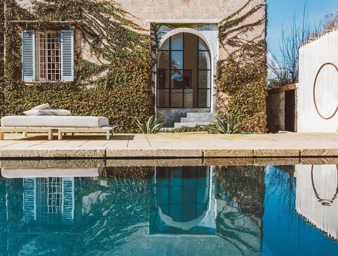 Vogue Parisさんのインスタグラム写真 - (Vogue ParisInstagram)「#VogueAddressBook Situated in the village of Gagliano del Capo in Apulia, Palazzo Daniele is an architectural gem mixing bedrooms and studios in a former monastery, transformed with a purified, contemporary decor. One of our favorite spots this summer. #Italy #PalazzoDaniele @palazzo.daniele」8月16日 18時41分 - voguefrance