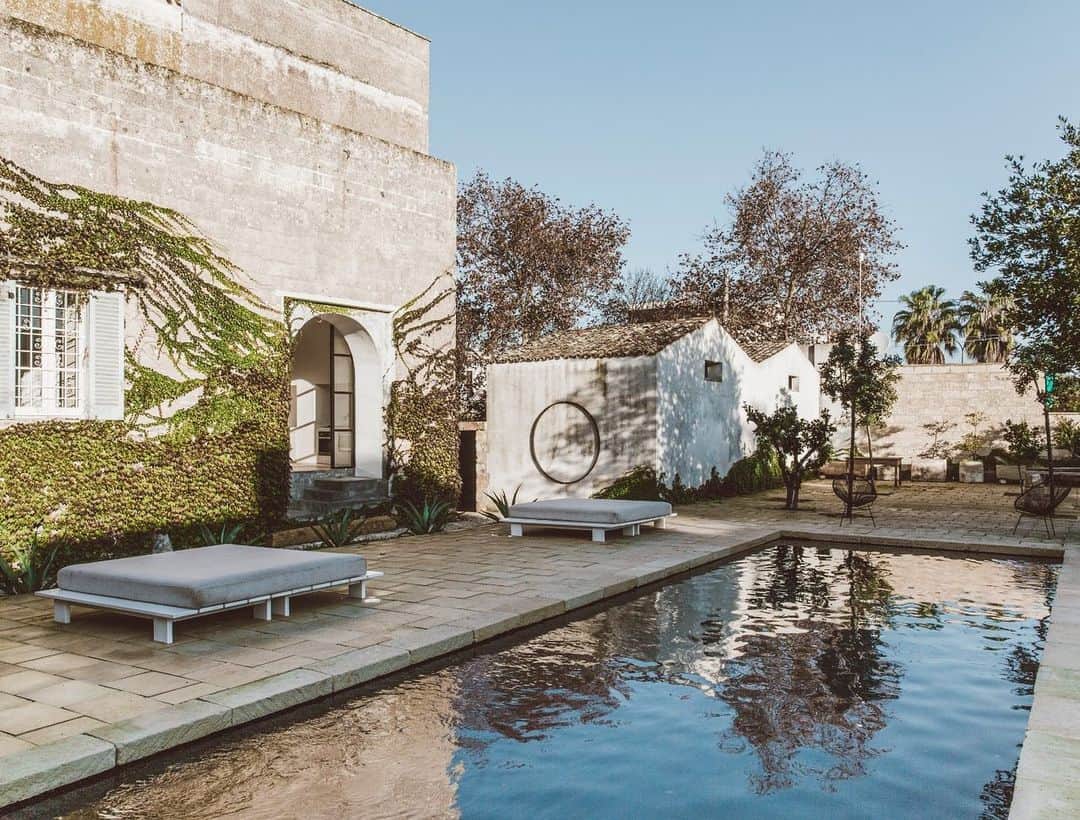 Vogue Parisさんのインスタグラム写真 - (Vogue ParisInstagram)「#VogueAddressBook Situated in the village of Gagliano del Capo in Apulia, Palazzo Daniele is an architectural gem mixing bedrooms and studios in a former monastery, transformed with a purified, contemporary decor. One of our favorite spots this summer. #Italy #PalazzoDaniele @palazzo.daniele」8月16日 18時41分 - voguefrance